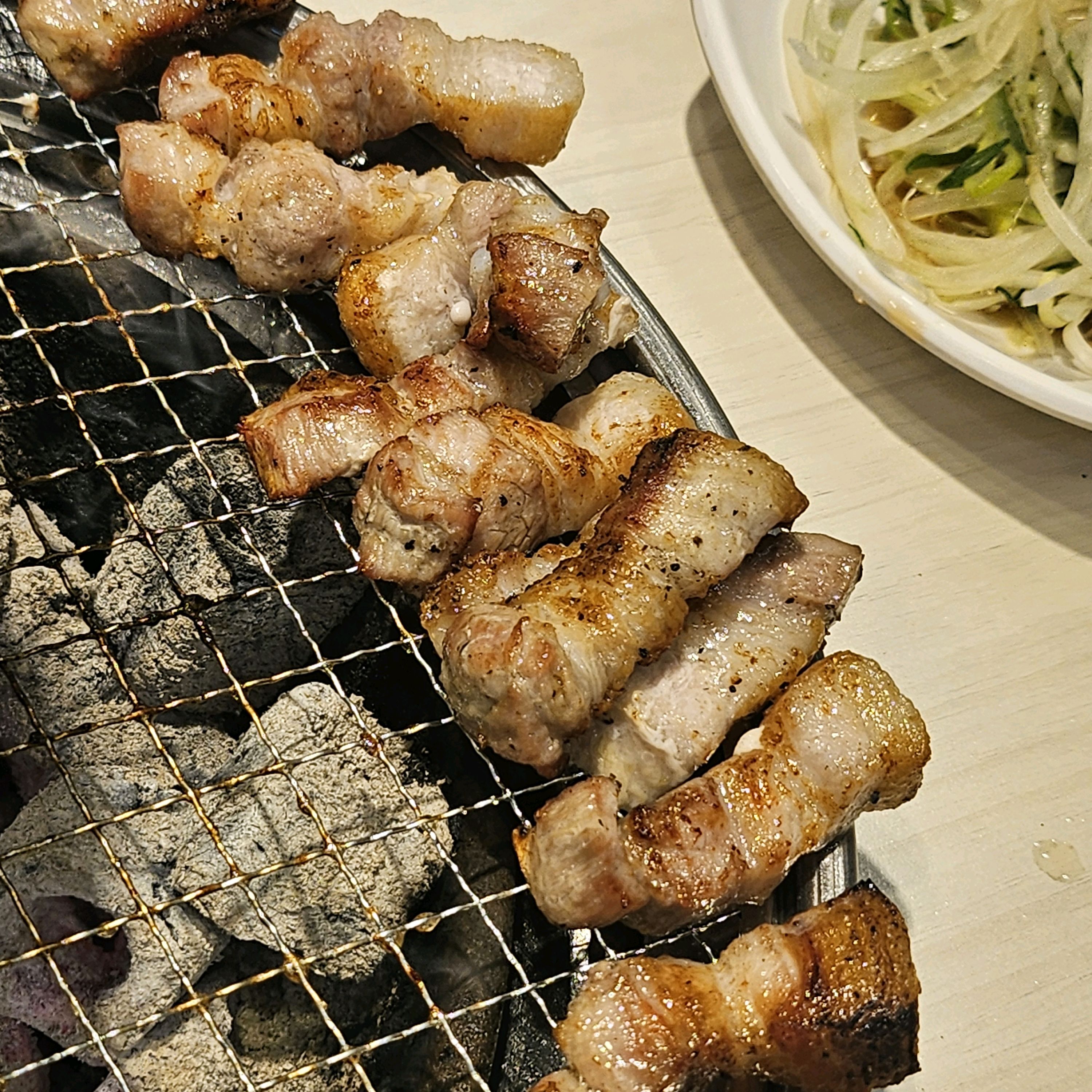 와 여기 너무 좋은데요? 깔끔하고 사장님과 이모님까지 너무 친절하시고 좋으셔서 무한리필인데