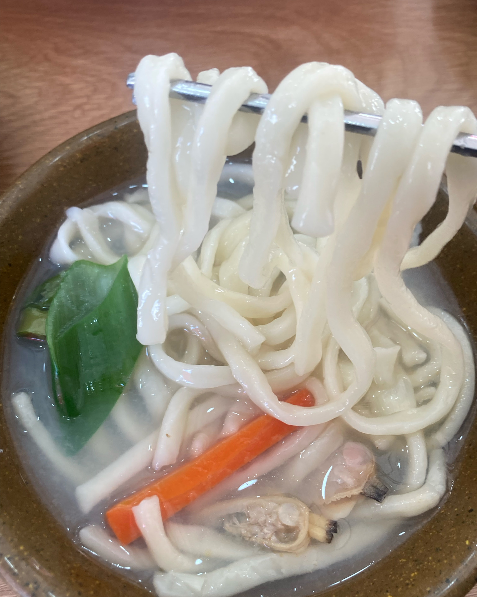 국물도 시원, 깔끔하고 조개류도 많이 들었어요 ! 김치도 맛있고, 보리밥도 같이 나와서 좋