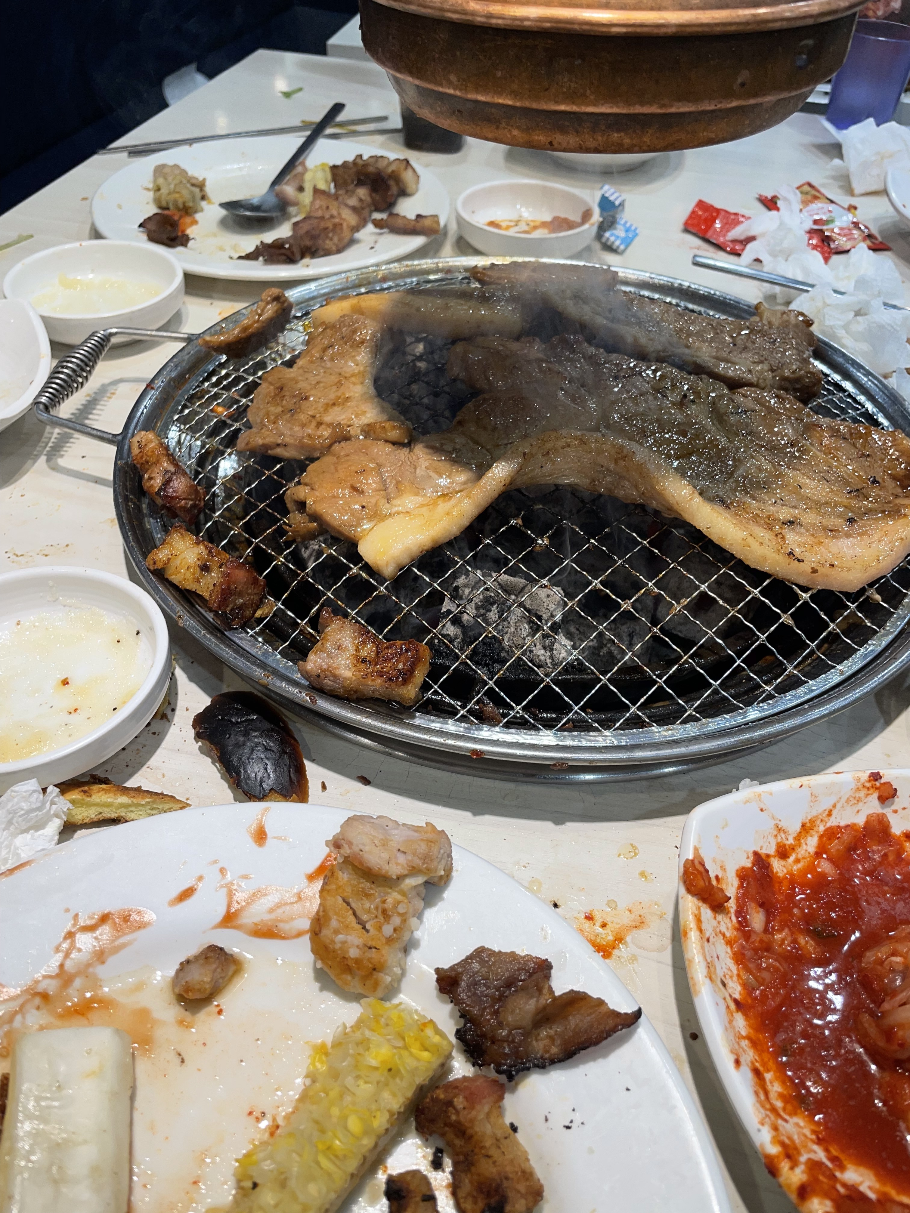 친구네 가족과 나들이 후 저녁먹으러 방문했어요~~ 양도 푸짐하고 모두 뱌부르게 먹으니 참