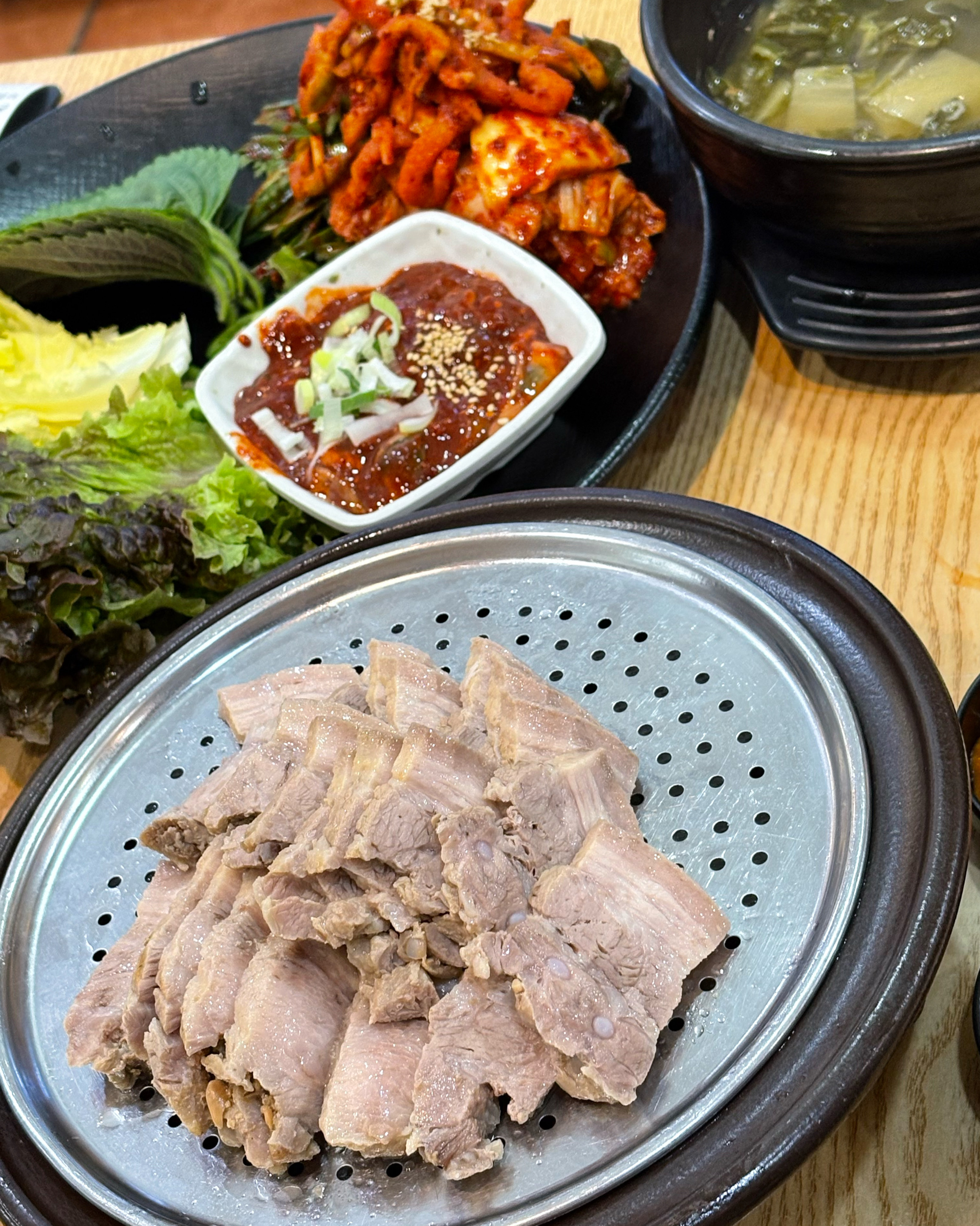 보쌈 어리굴젓까지 포함되어서 나오는데 너무맛있었어요! 특히 같이 나오는 얼갈이 배추국 최고