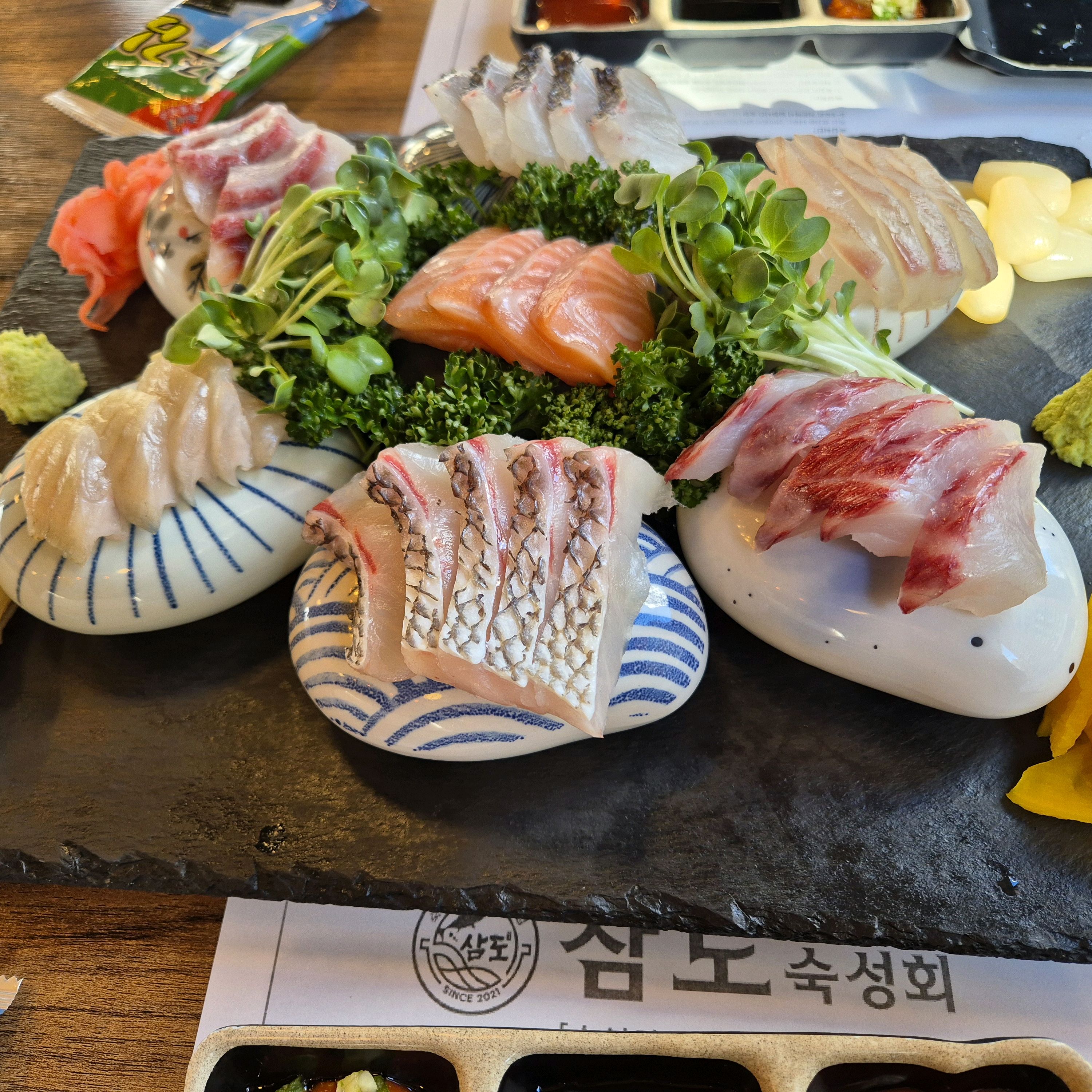 숙성회 리필 맛집이에요. 음식이 코스로 나오고 하나하나 다 맛있어요 ㅎㅎ 하이볼도 맛있고