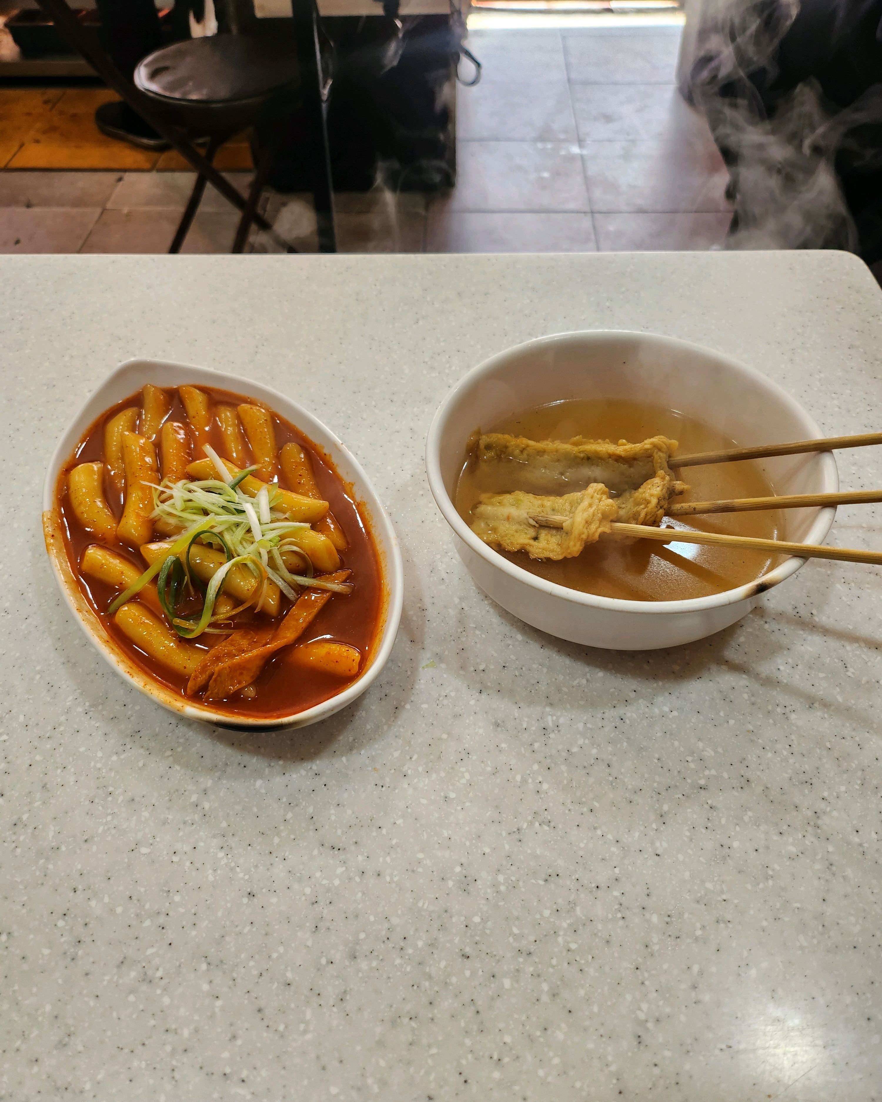 떡볶이 3대 맛집이래서 가봤는데 후회 없는 맛이었어요. 떡볶이는 밀떡인 것 같은데 감칠맛은