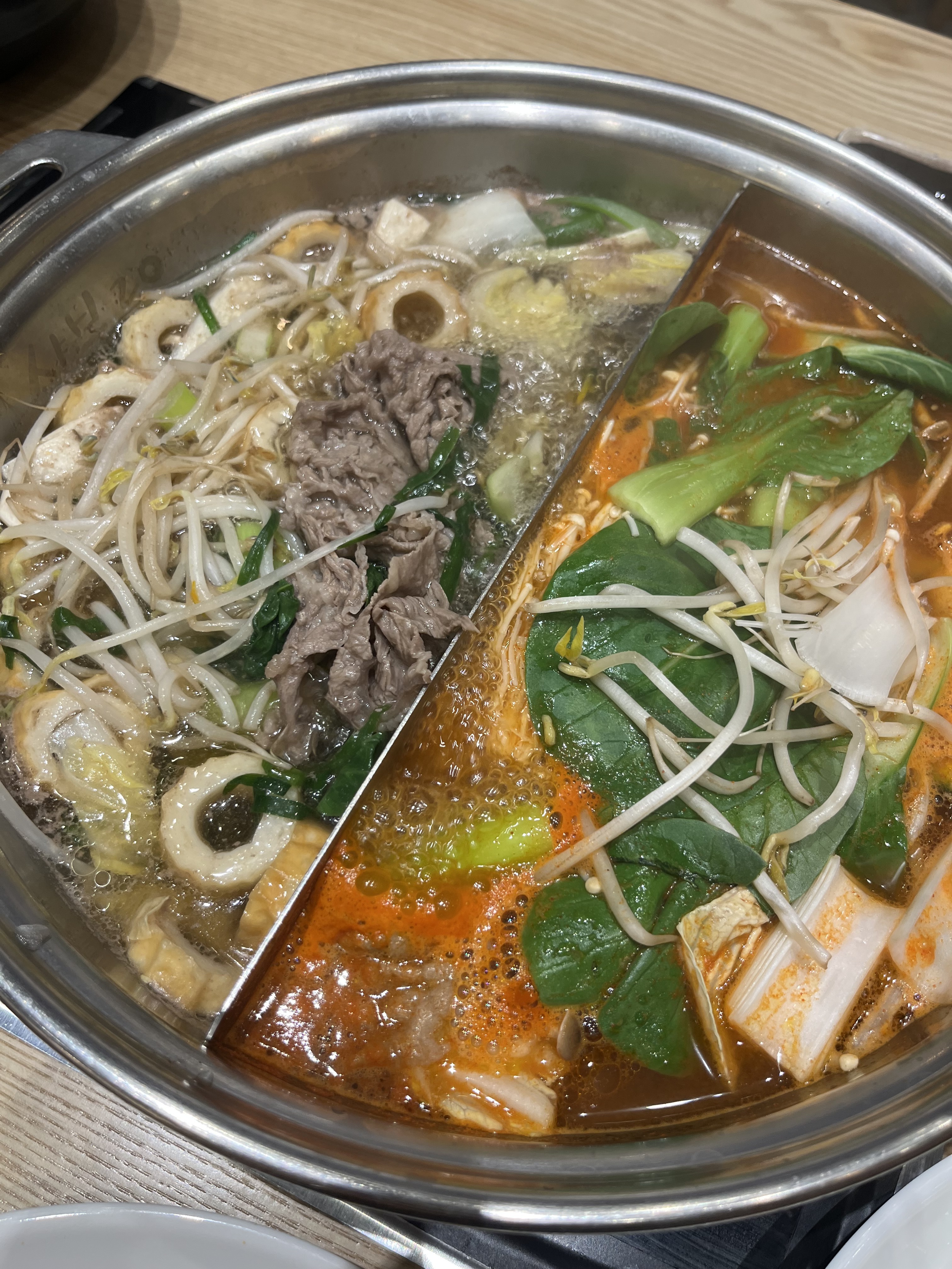 다양한 야채와 고기를 먹을 수 있어서 좋았습니다! 요새 샤브샤브가 유행인데 먹어서 너무 좋