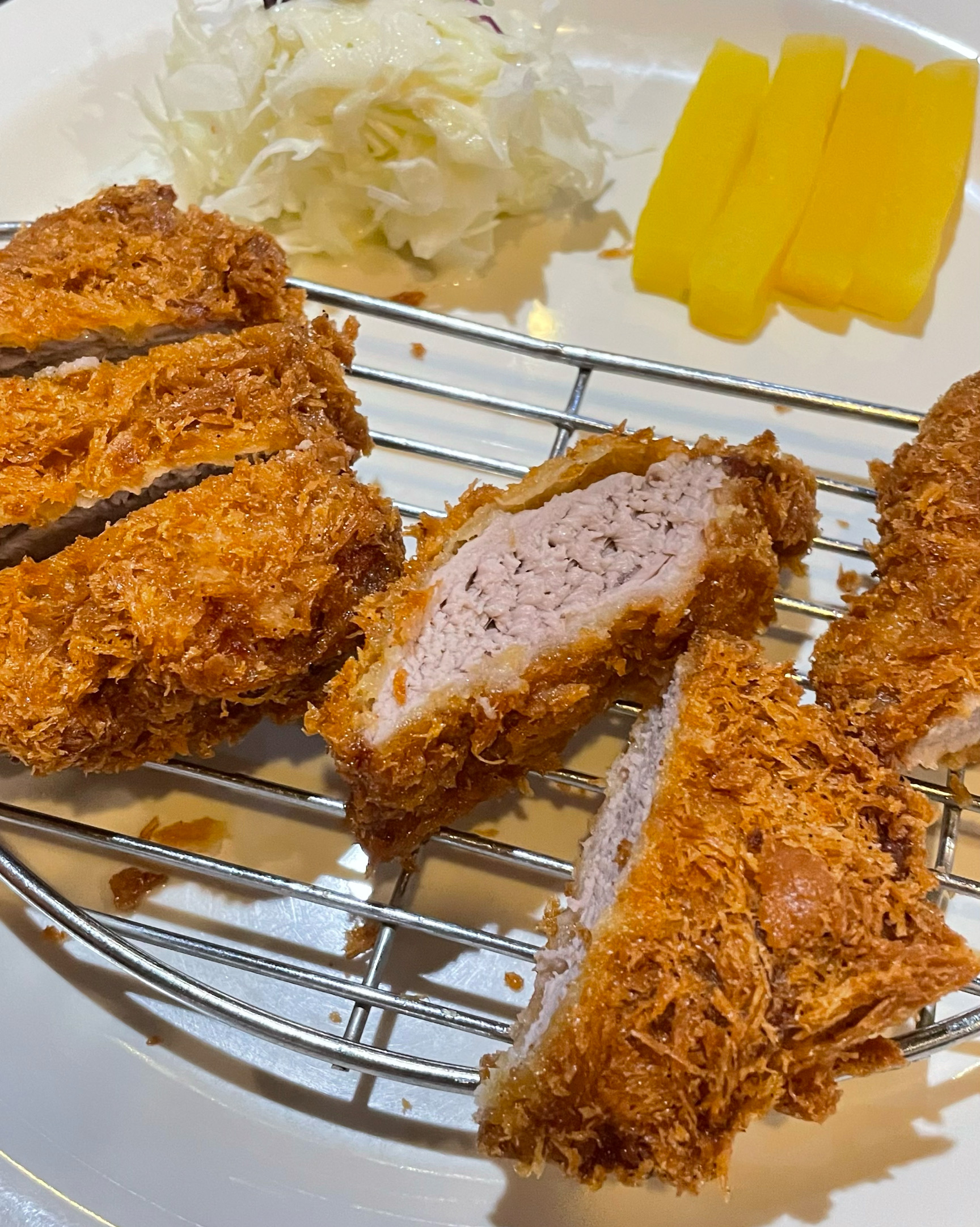 안심..이라고 해서 시켰는데 기름에 절여져서 나오고 튀김옷에서 탄 맛이 나요 ㅠㅠ 안심은