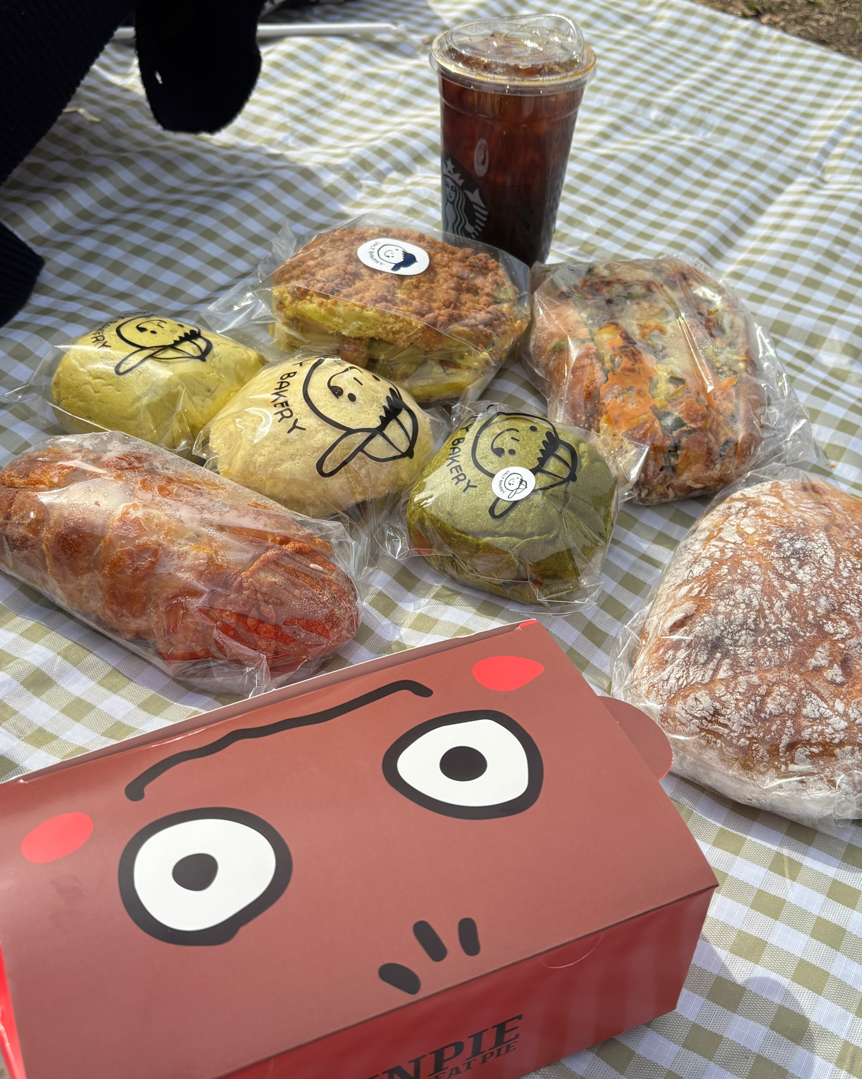 간만에 어글리에서 빵 사서 피크닉 했어요 - 망원동 맛집 어글리베이커리