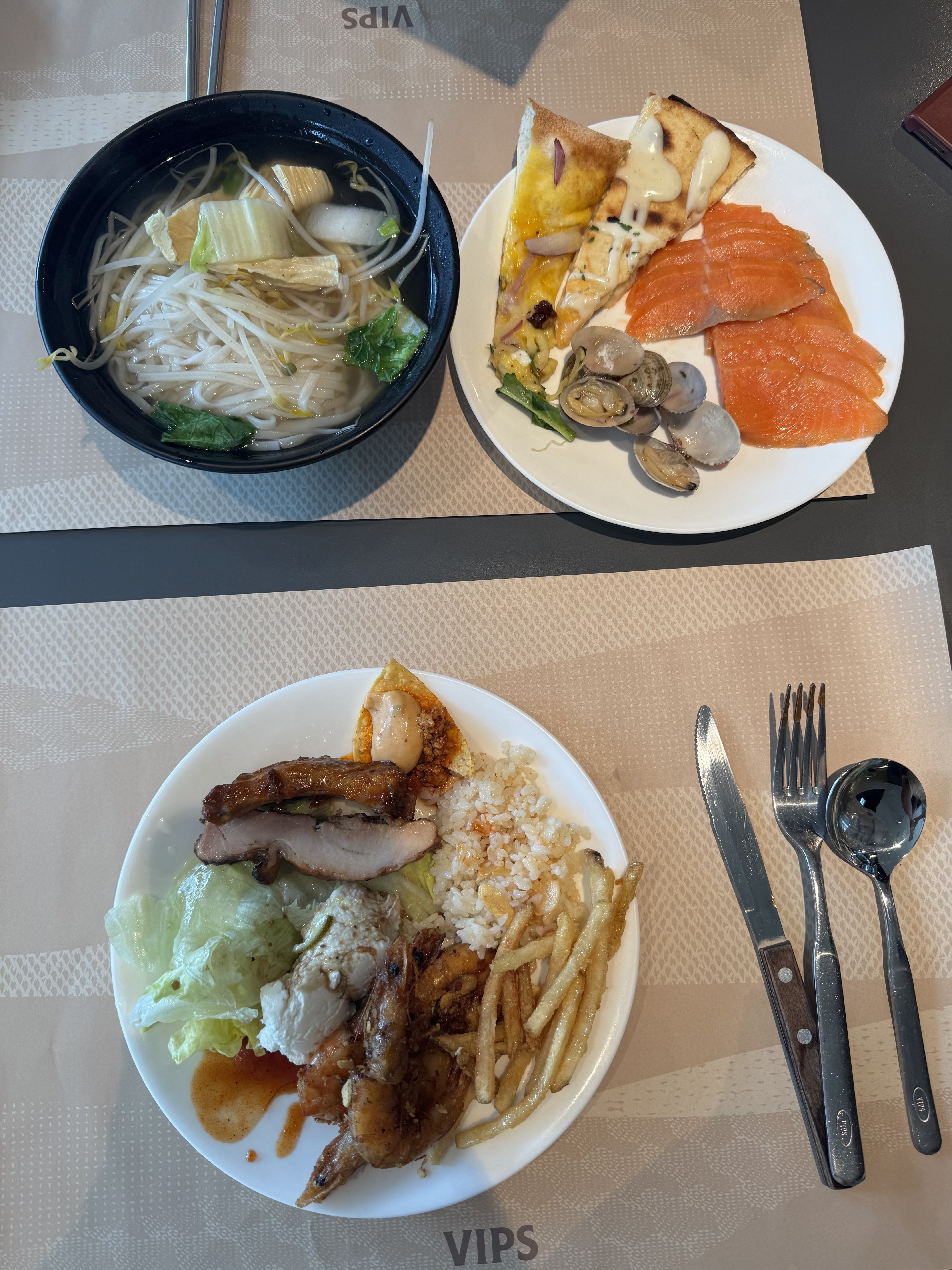 샐러드바에서 맛있는 음식 가득 먹었던 즐거운 기억이 앞서네요. 제 생일을 맞아 단짝친구와