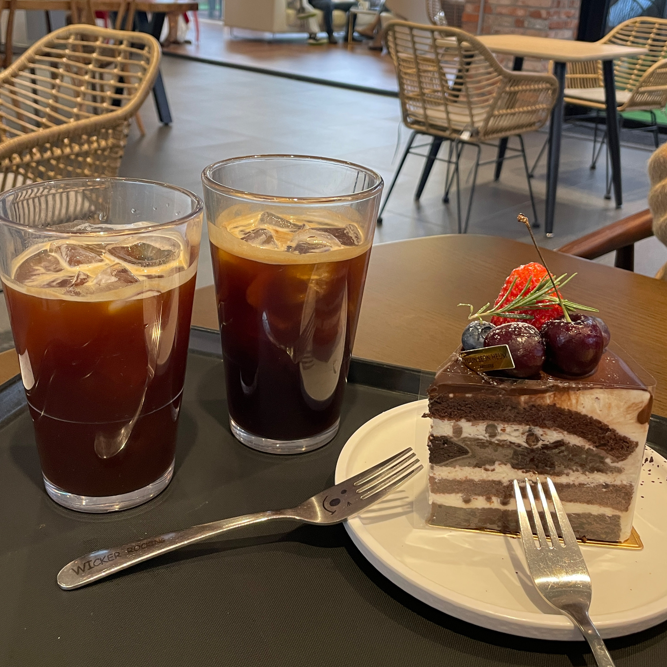 화이트롤 진짜 맛있어요!!! 완전 강추!!! 전에 먹어보고 계속 생각나서 또 먹으러 왔어요