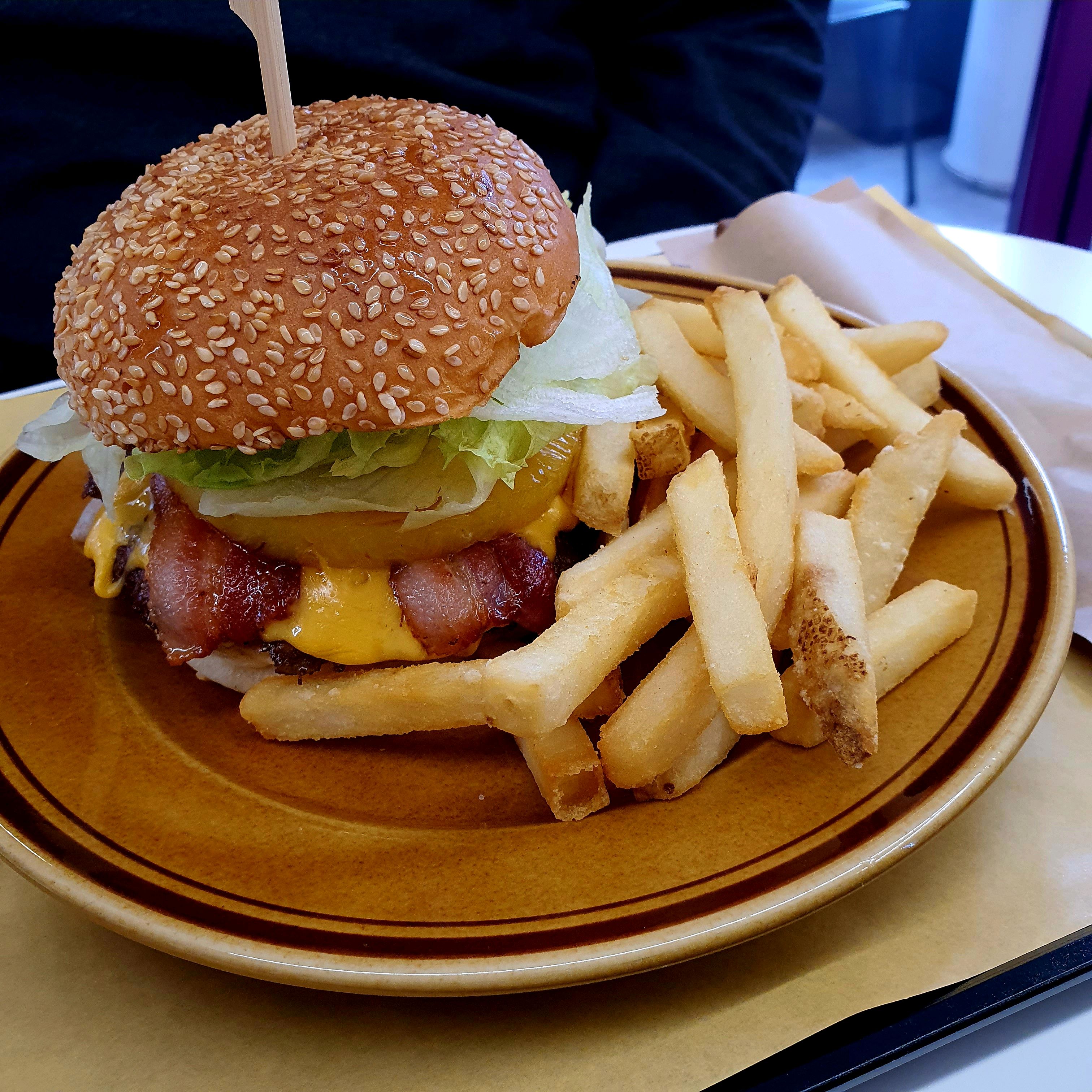 배달로 먹어봤는데 너무 맛있어서 매장방문해서 음식 주문했어요 자주 방문할것같습니다. - 천호동 맛집 버터버거 천호로데오