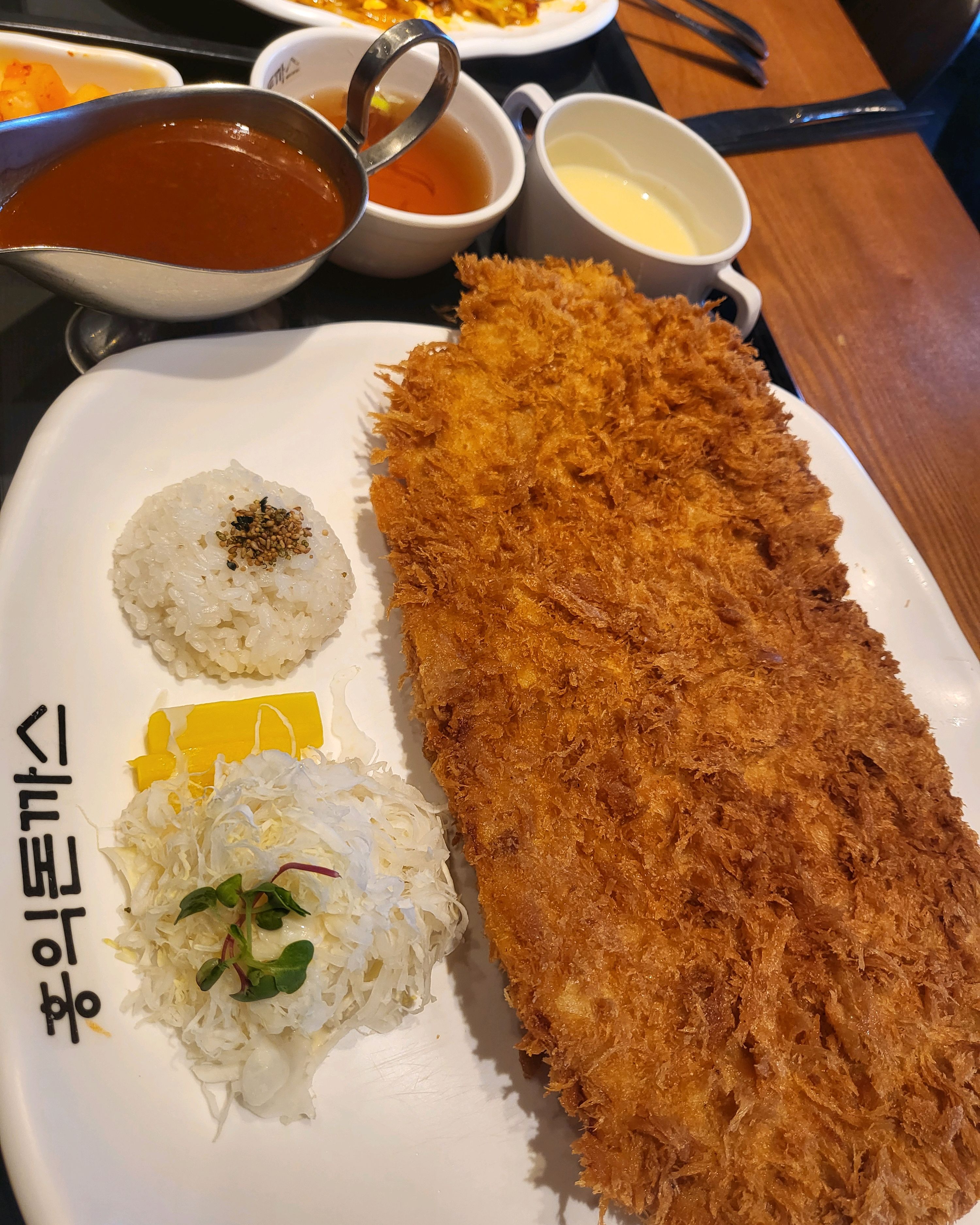 주말이라 사람 많았어요~~ 테이블에 앉긴 했는데 음식이 조금 늦게 나온거 같아요 - 송탄 맛집 홍익돈까스 송탄점