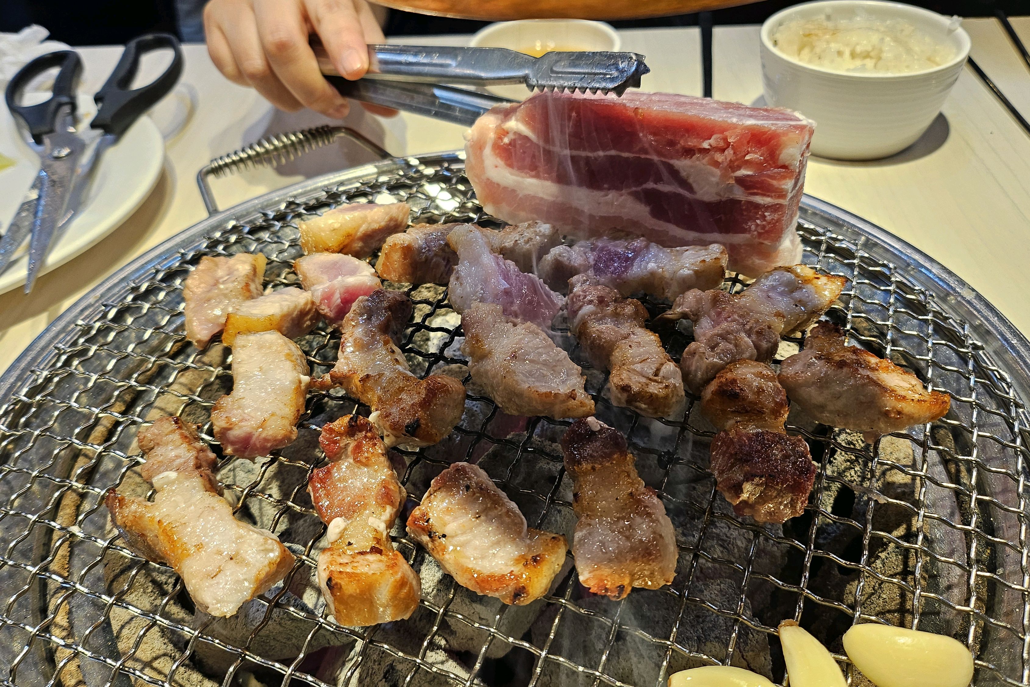 삼겹살이 괜찮아요 갈비가 더 취향이네요!편하고 맛있게 먹고 갑니다!! - 구로 맛집 명륜진사갈비 구로고대병원점