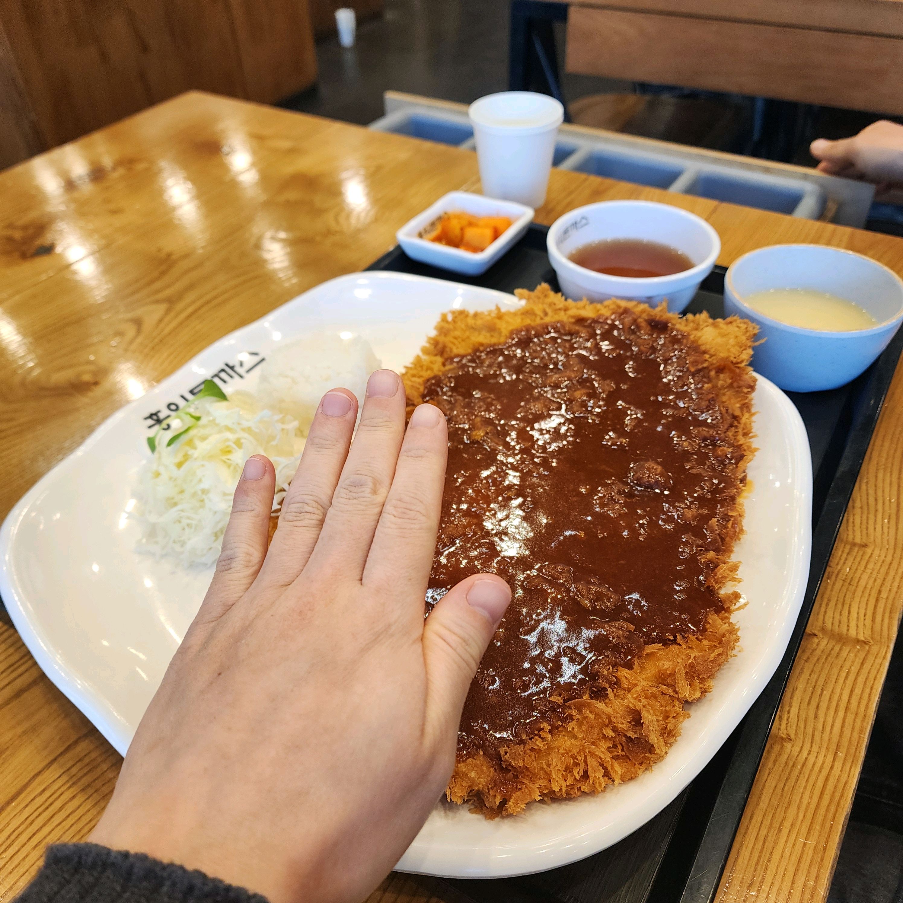홍익돈가스 사이즈 보고 진짜 놀랐어요ㅋㅋ - 용인 수지 맛집 홍익돈까스 수지점