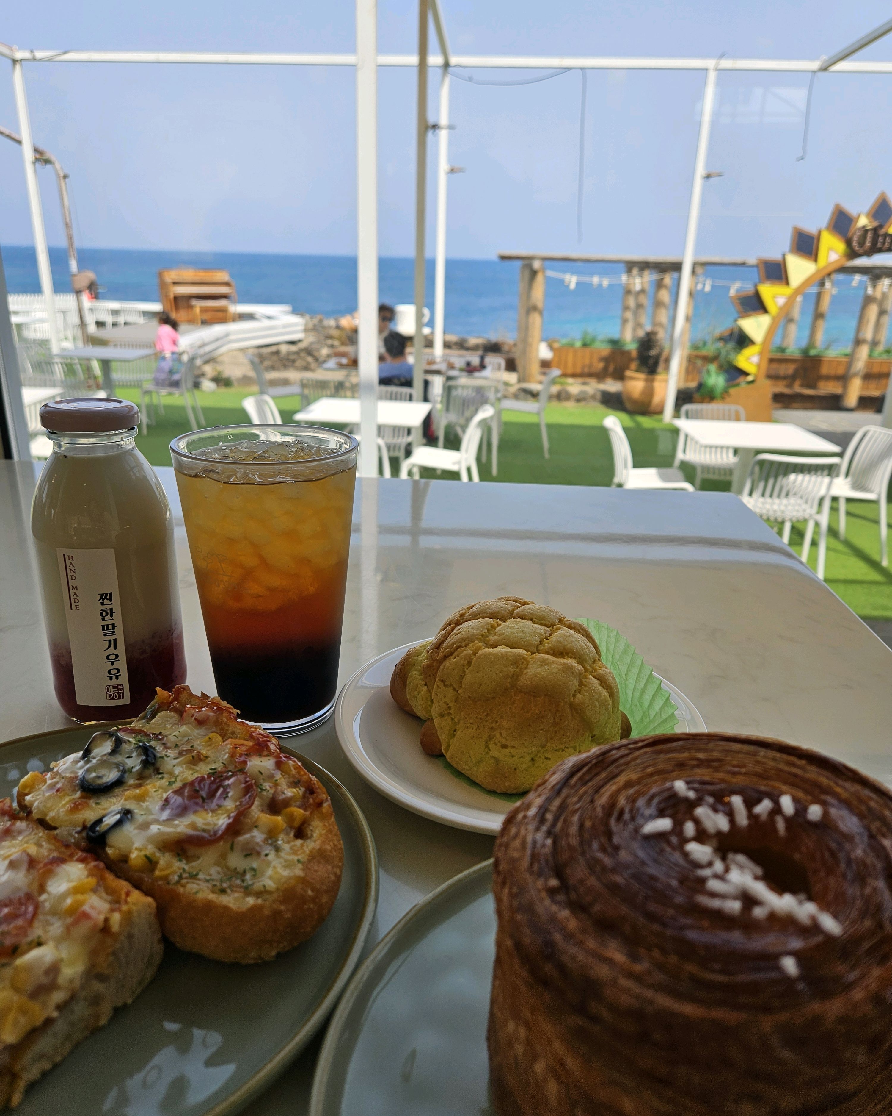 뷰가 정말 좋아요~~ 베이커리 종류도 정말 다양해서 빵 골라먹는 재미가 있네요 음료도 다양