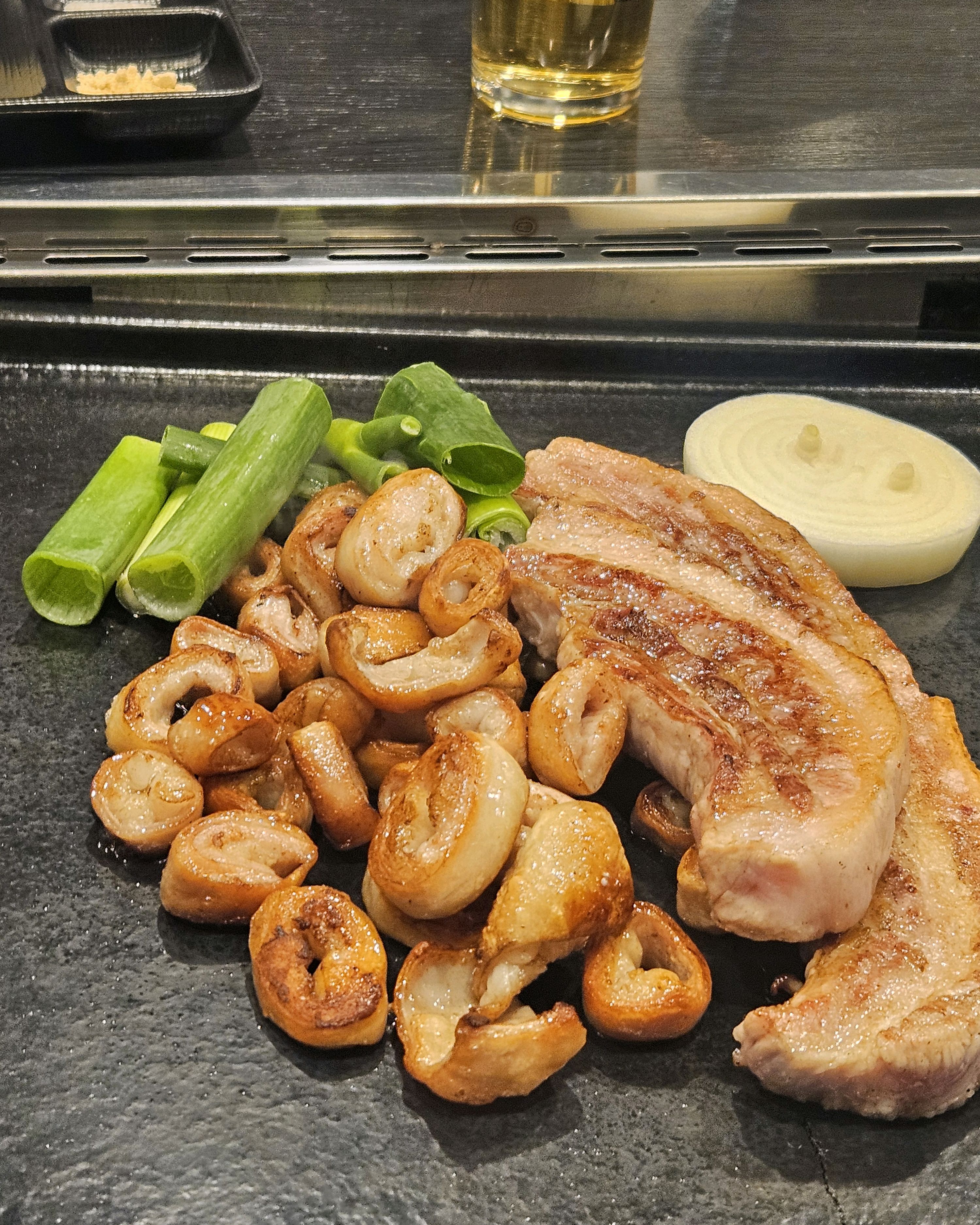고기가 다 초벌돼서 나와서 너무 편하고 존맛탱입니다 ㅜㅜ 고사리 김치 같이 구워먹으니까 더