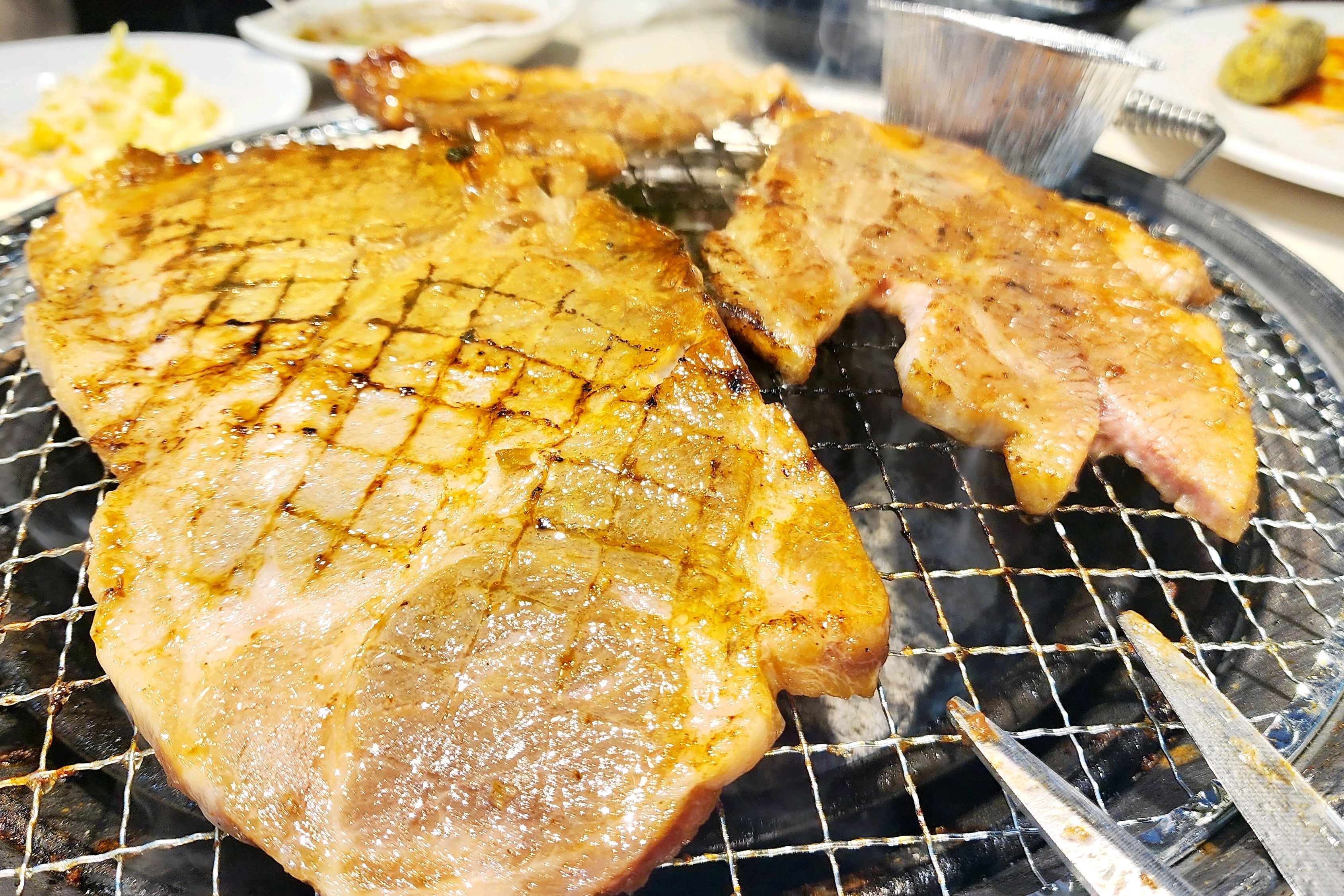 가까운곳에 진사갈비가 있어서 좋아요. 저녁마실 나왔다가 갈비 냄새에 홀려서 매번 온답니다.
