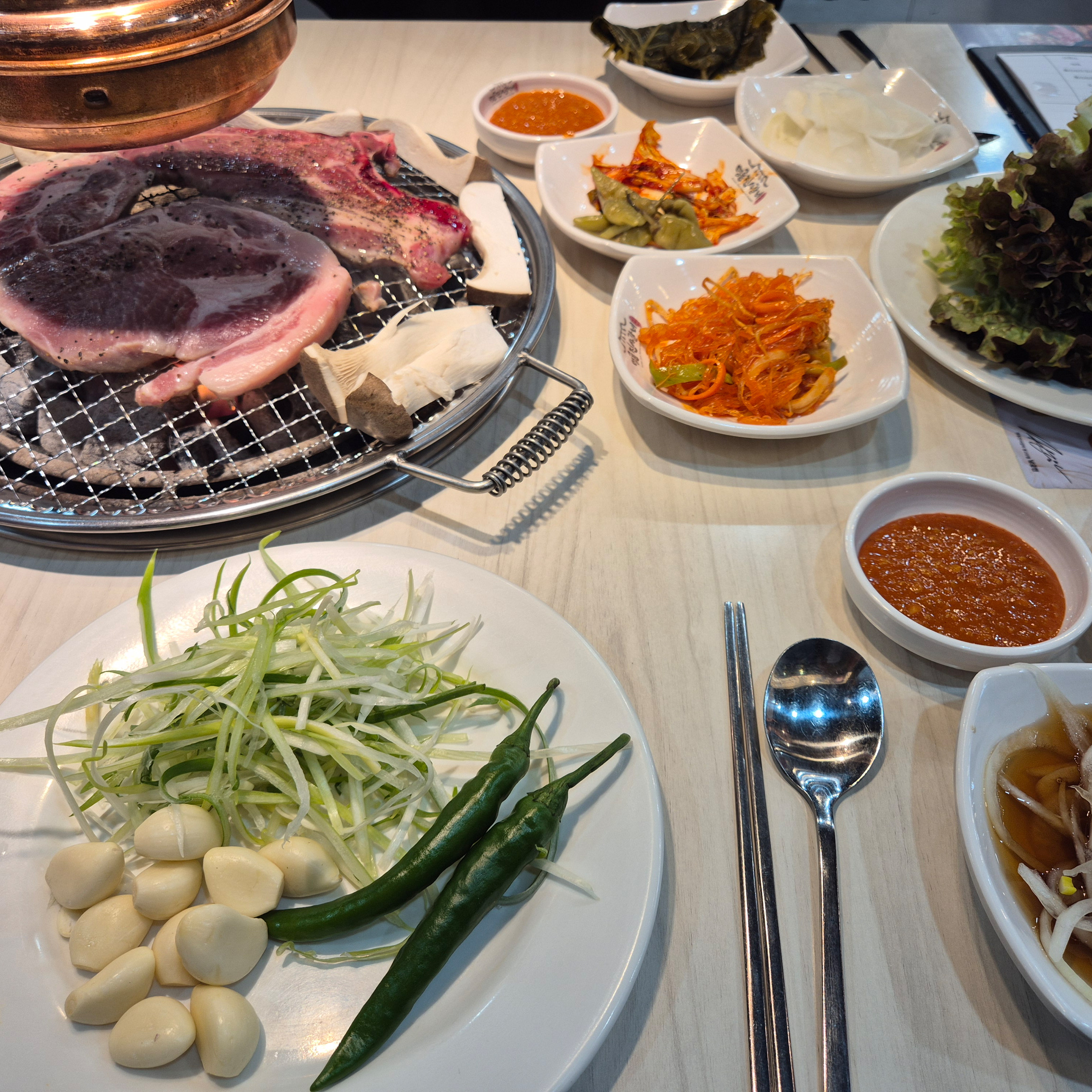 고기도 맛있고.. 반찬도 푸짐해요^^ - 화정역 맛집 명륜진사갈비 고양화정역점