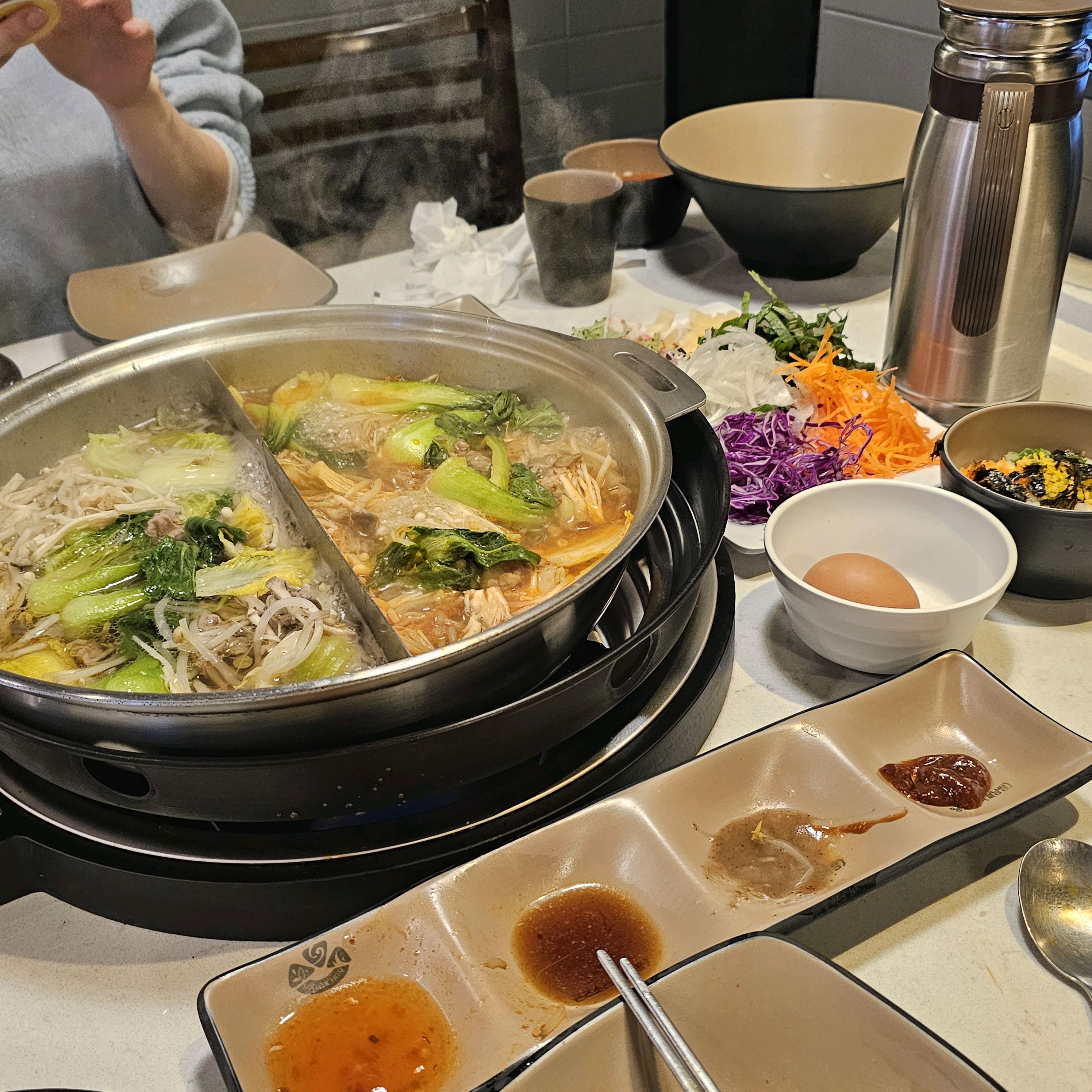 어느샌가 식기, 테이블이 리뉴얼되었더라구용 - 구리 맛집 소담촌 구리수택점