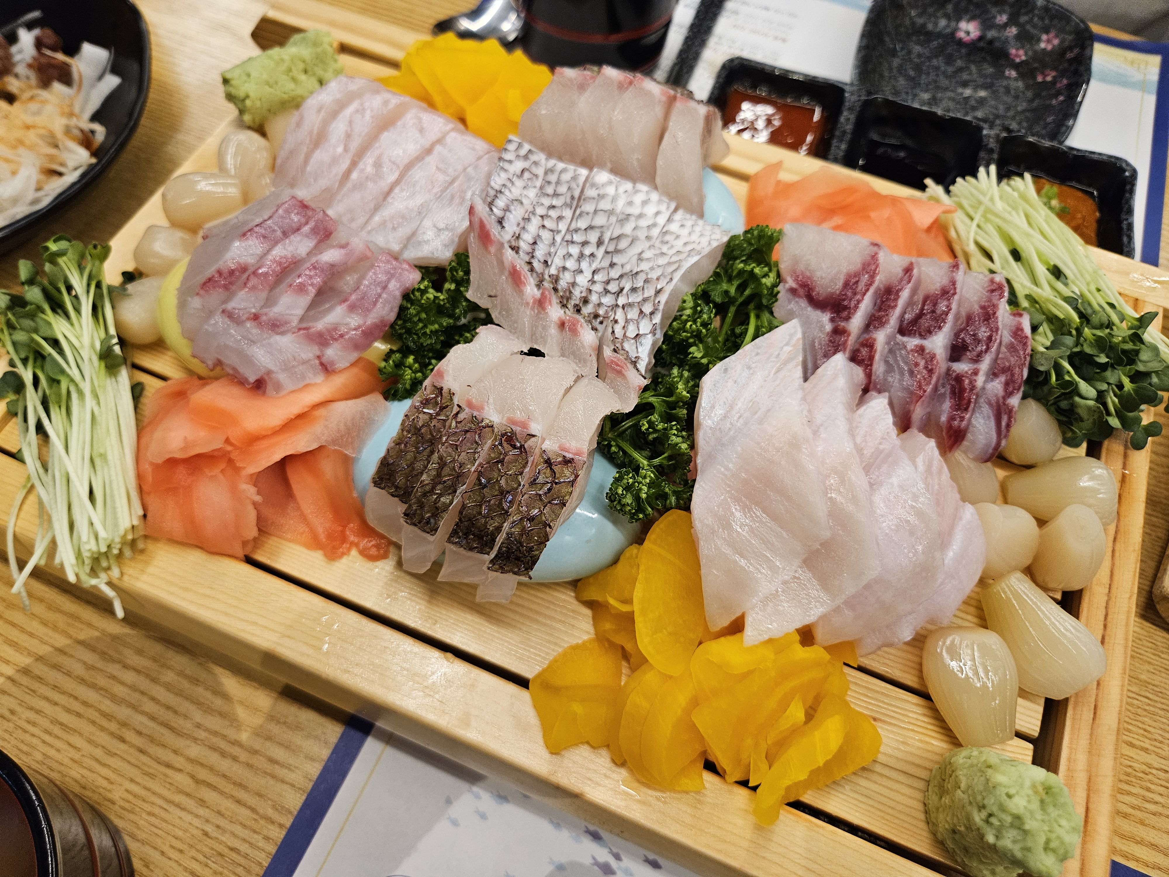 회 퀄리티만 가성비 이상인데 친절과 기타 메뉴(산낙지, 튀김 등)도 잘나옵니다 - 논현역 맛집 물고기자리 논현점