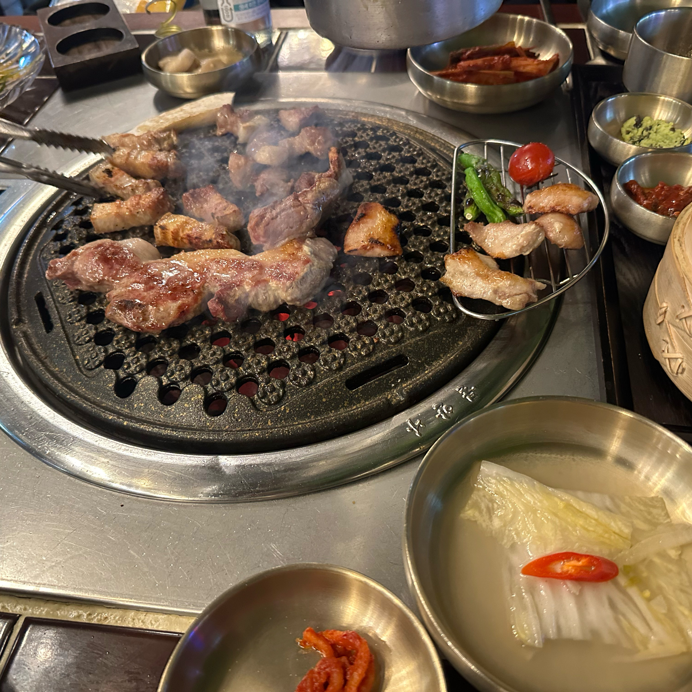 가격도 적당하구 범계오면 매번 이용하게 되는거같아요 고기가 정말 맛있습니다 연인이랑 왔는데