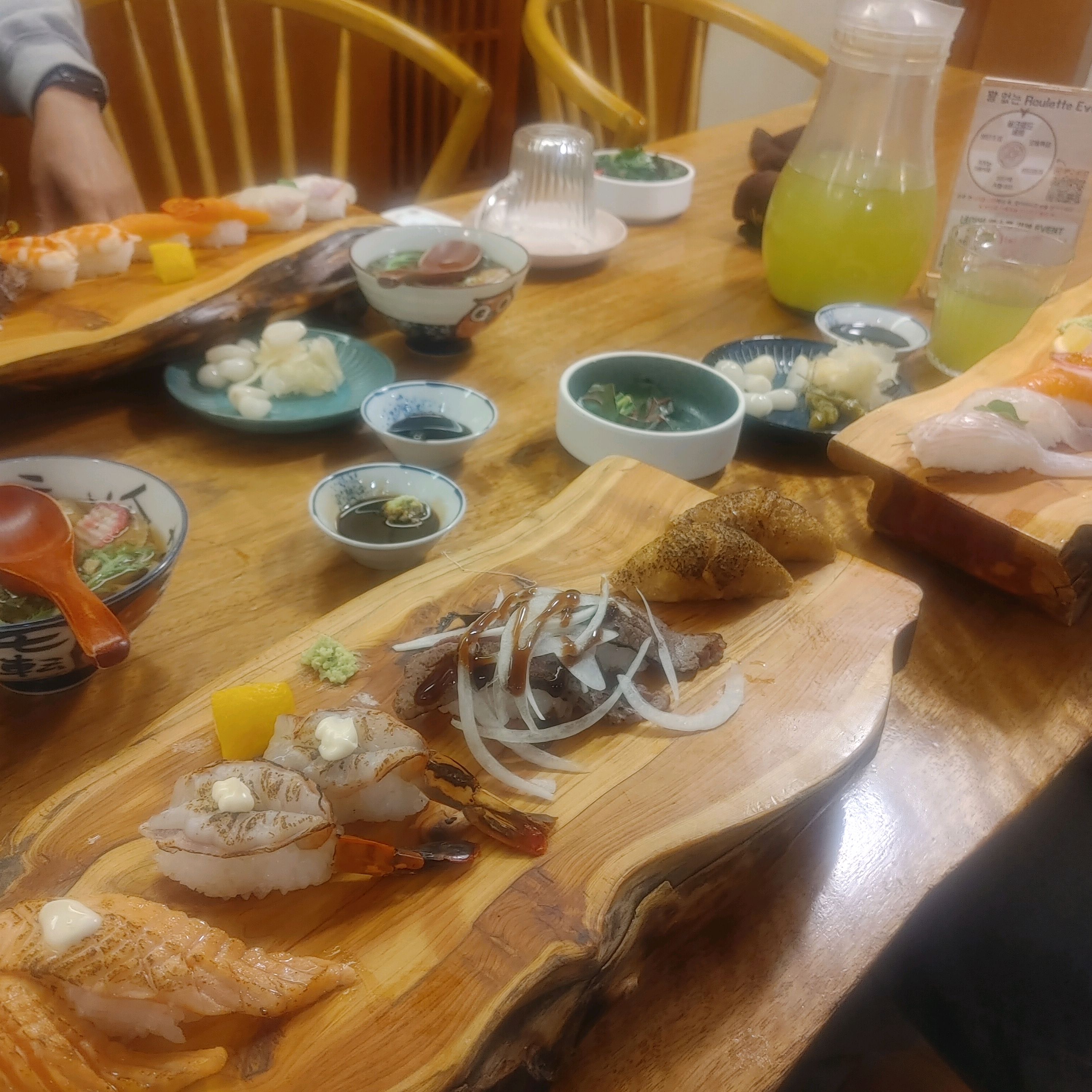 큰아이 생일인데 초밥먹고 싶다고 해서 수성못 비단옥에 왔어요. 지나다니며 입구가 예뻐서 눈