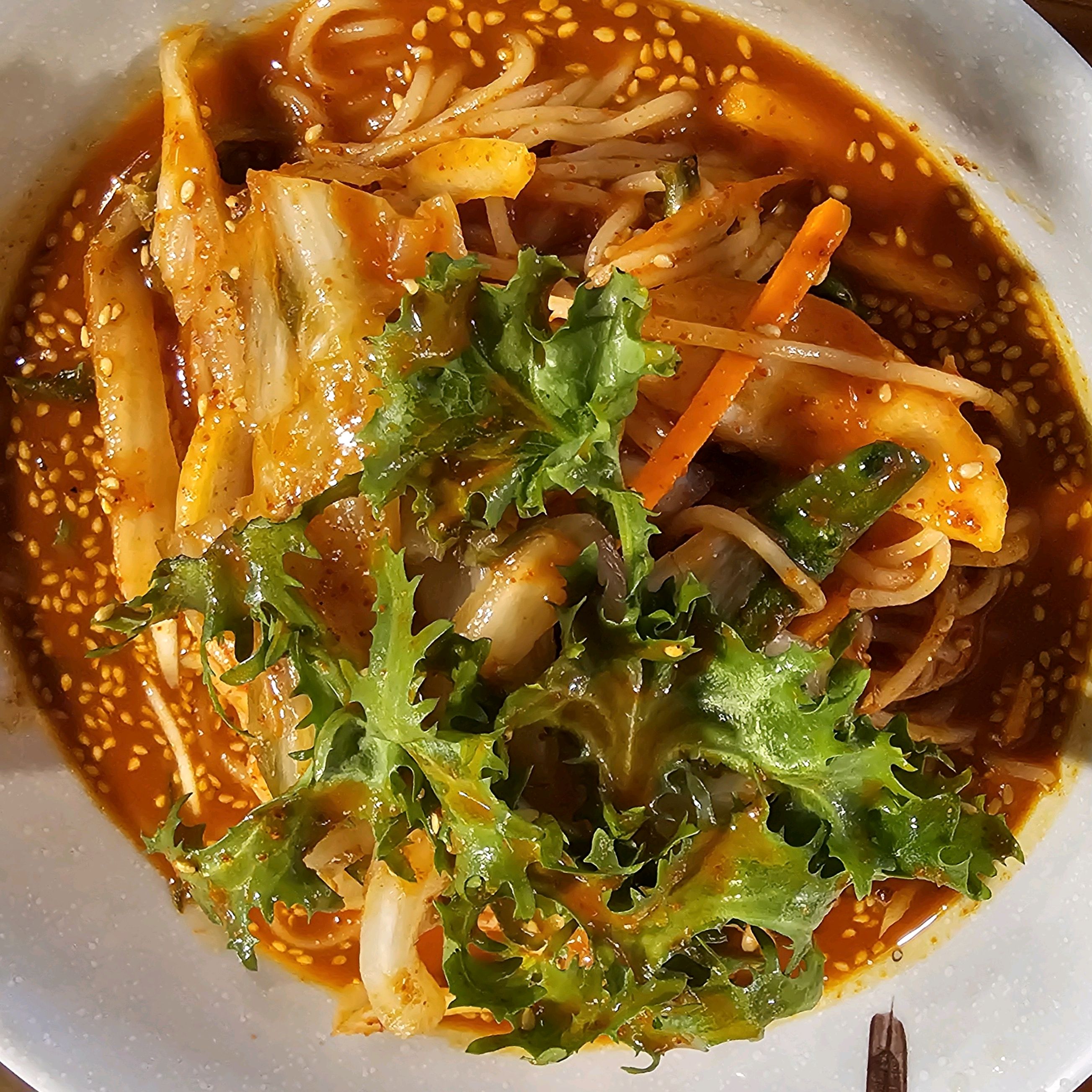 과천안양 비빔국수계의 쌍두마차. 인덕원비빔국수. 맛도 좋고 온육수도 훌륭. 갈비만두도 아이