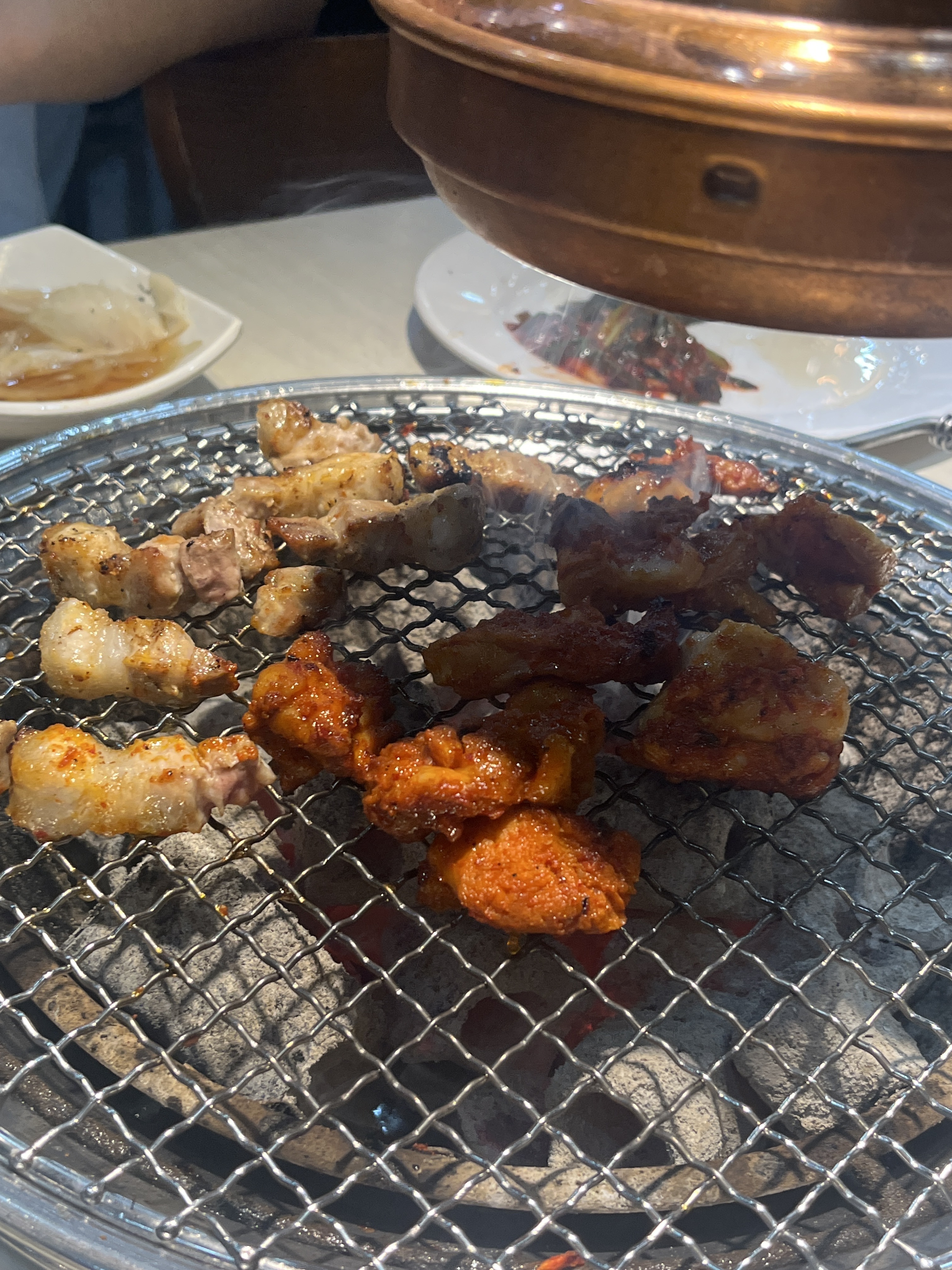 새로생겨서 그런지 깔끔하고 고기도 여러가지로 먹을수 있어서 좋았습니다!!! 너무맛있게 먹었