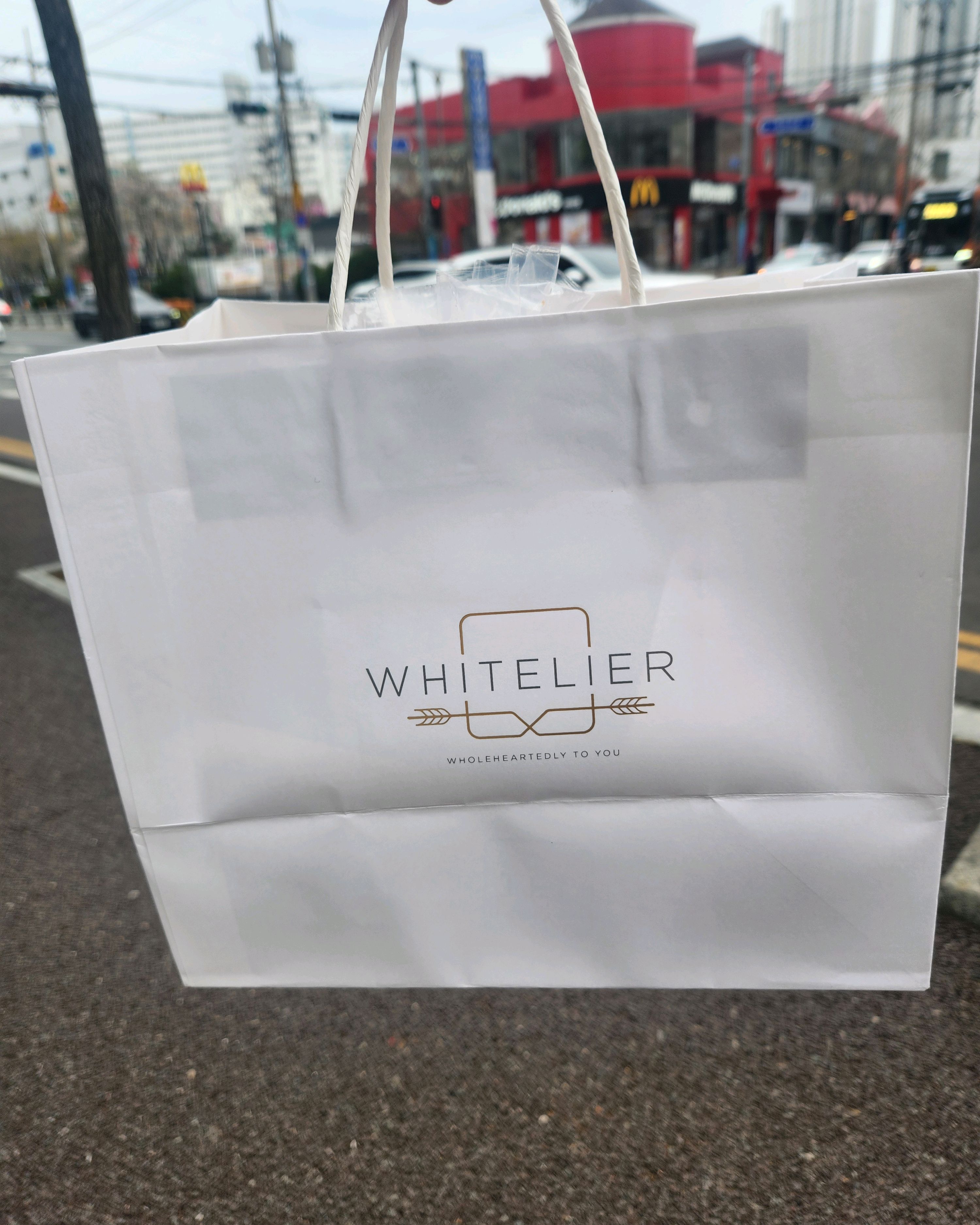 풍미가득한 식빵 그냥 먹어도 맛있어요! 요즘은 줄 안서고 바로 구매할수있습니다 :) - 마산 댓거리 맛집 화이트리에 해운점