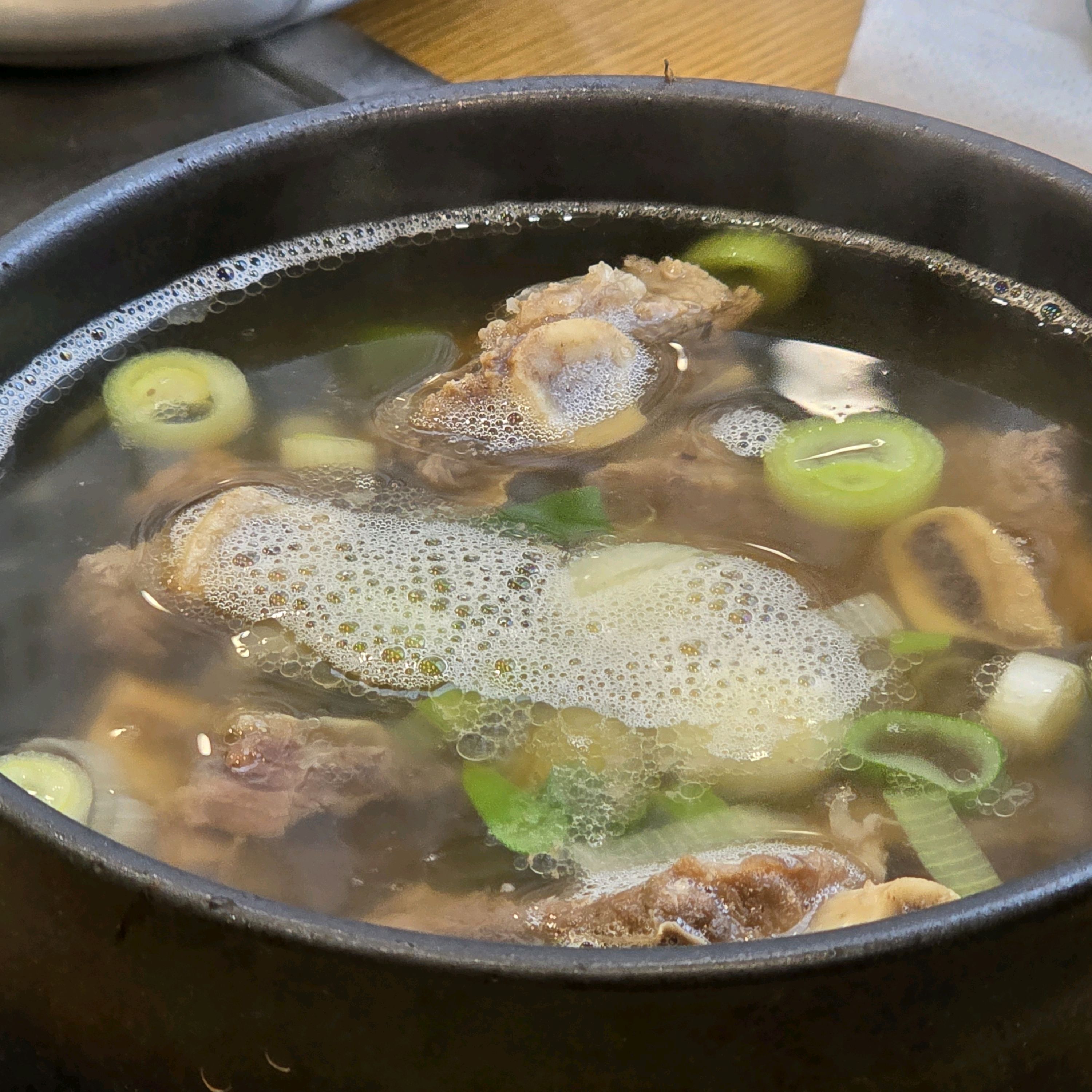 역시 물냉면은 사리원면옥이에요~  담백하고 깔끔한 맛 👍 갈비탕도 뼈고기듬뿍~~  푸짐해서