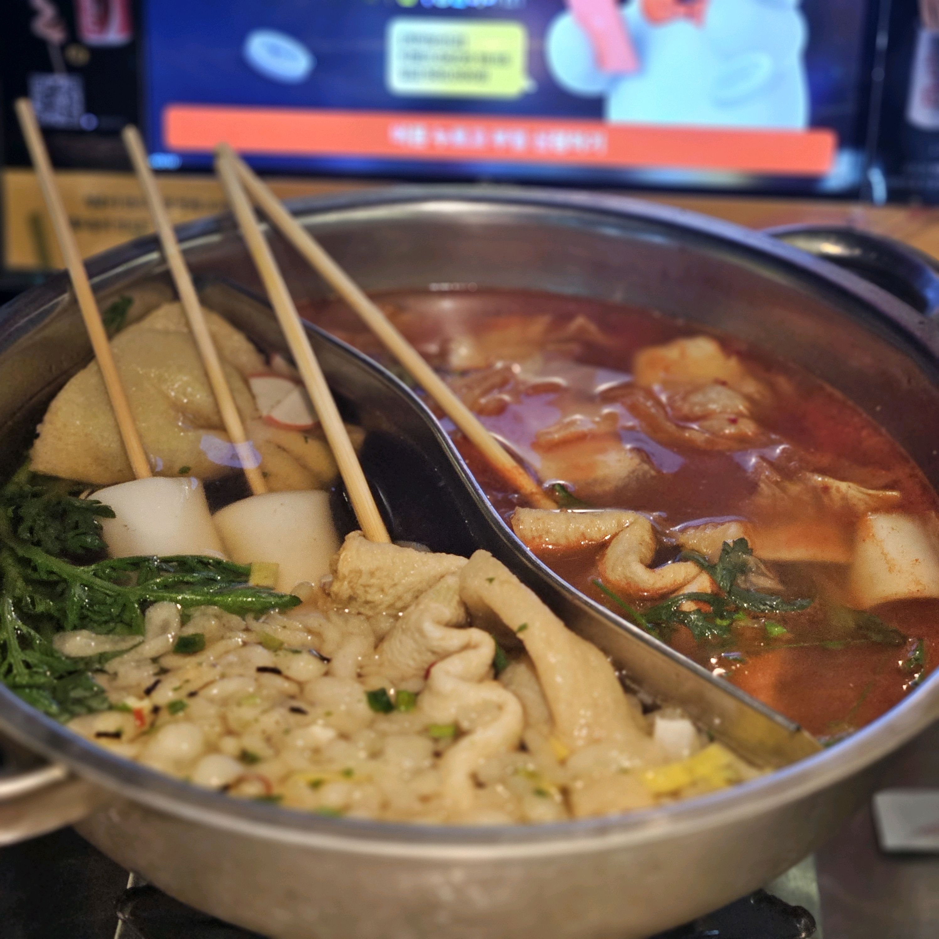8시 이전에 오면 반반탕 무료에요 - 강남 맛집 청춘닭꼬치 논현직영점