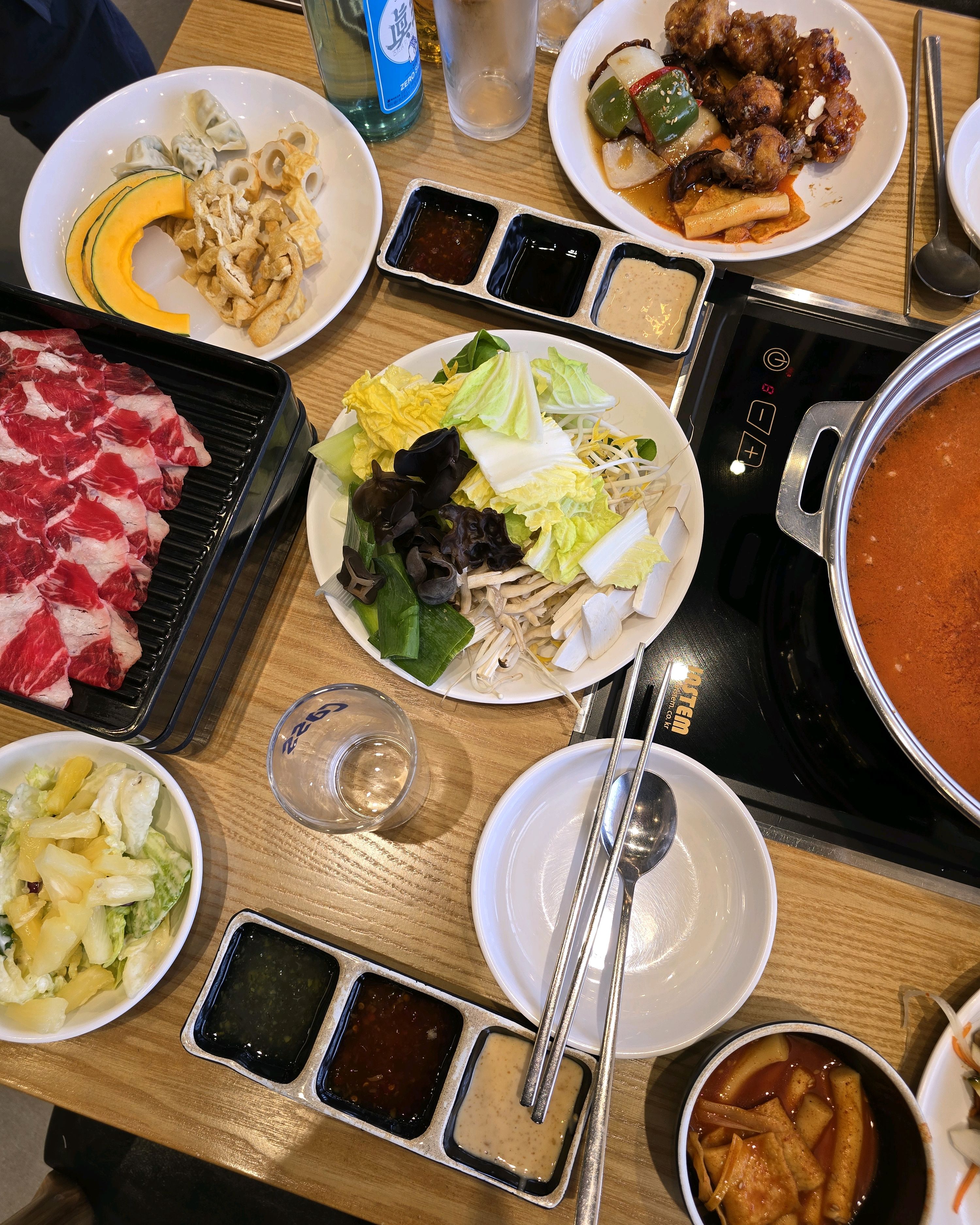 토요일 점심 이후 방문했는데도 사람 많았어요. 샤브샤브 야채나 고기도 신선하고요. 그외 다