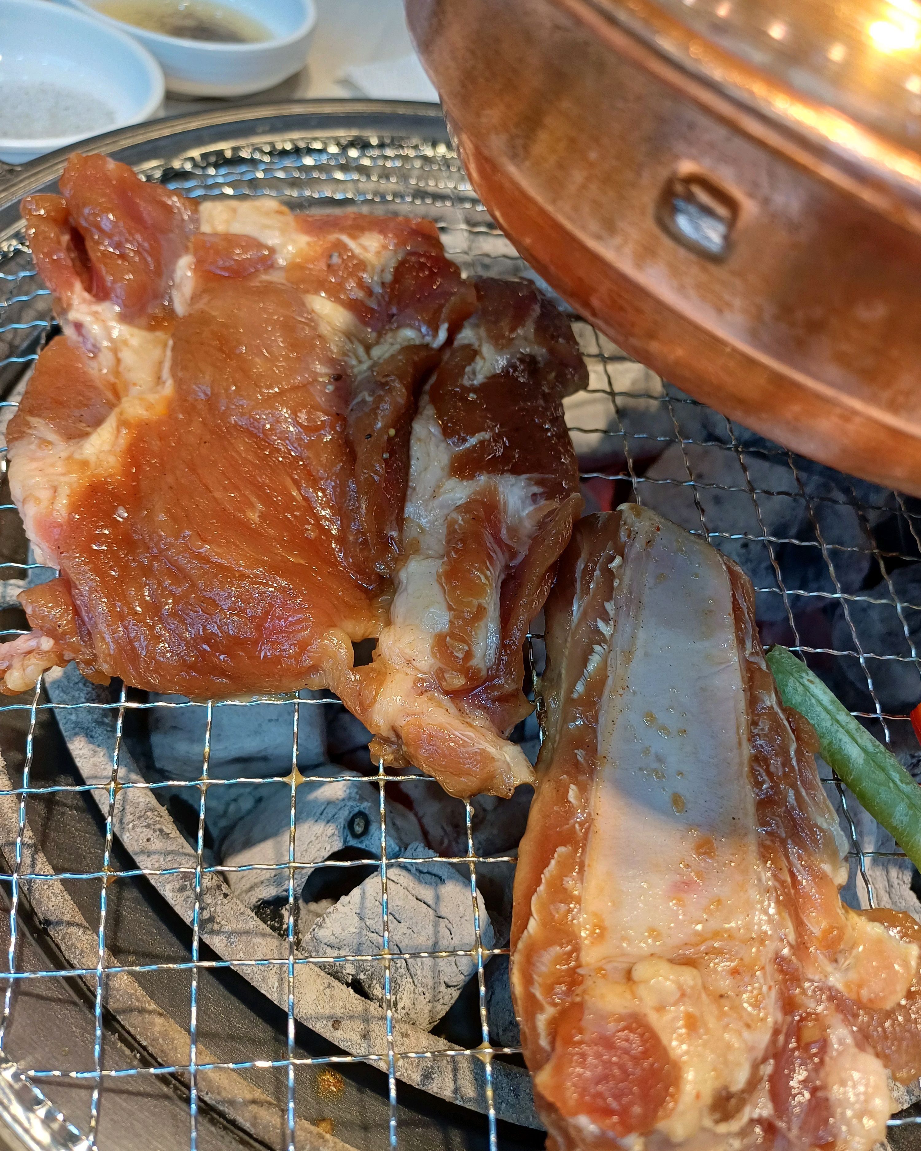 오랫만에 갔는데 돼지갈비가 저번보다 좀 짠듯하지만 잘 먹었어요. 이번엔 마지막에 먹은 목살