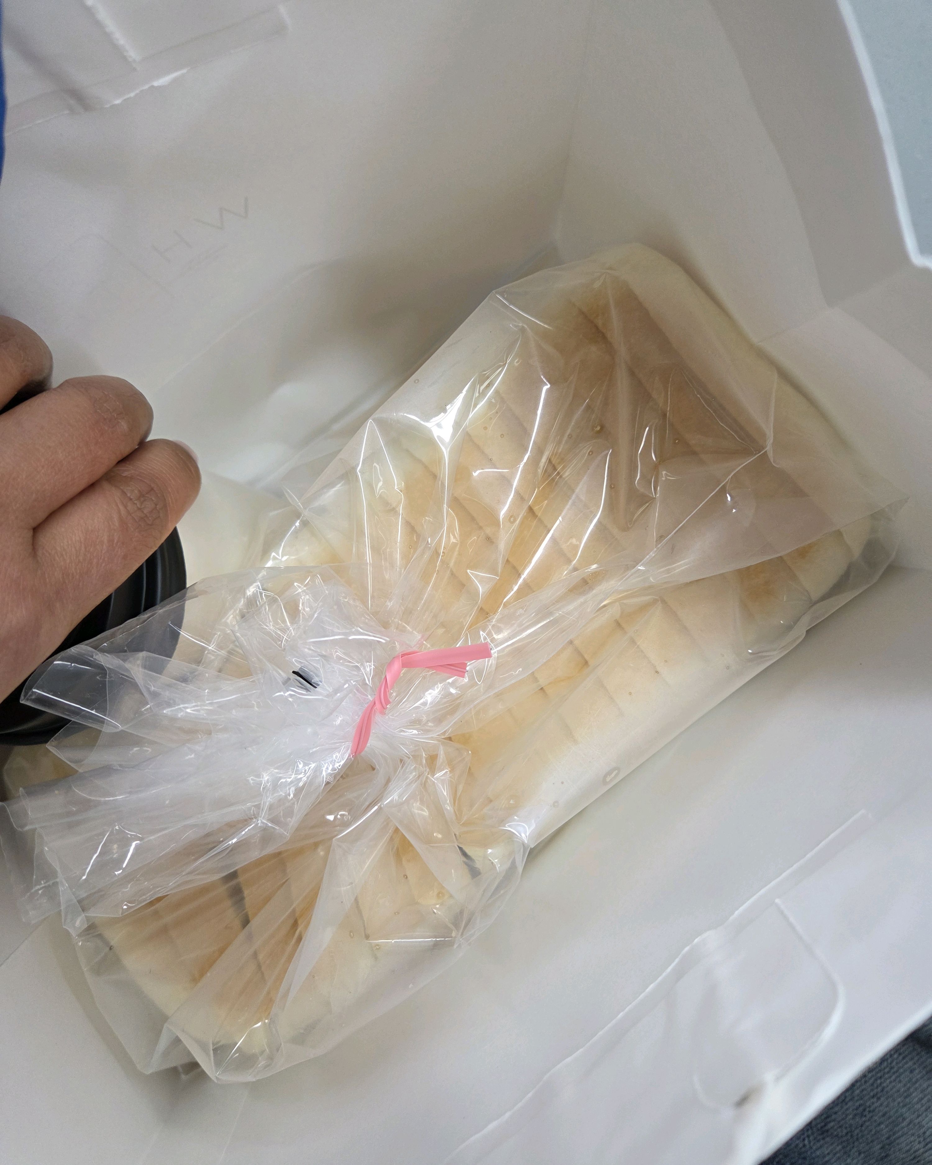 네이버 예약함 매장 안에 사람들이 많아서 예약해도 밖에 있다 들어갔어요 - 여의도역 맛집 화이트리에 여의도점