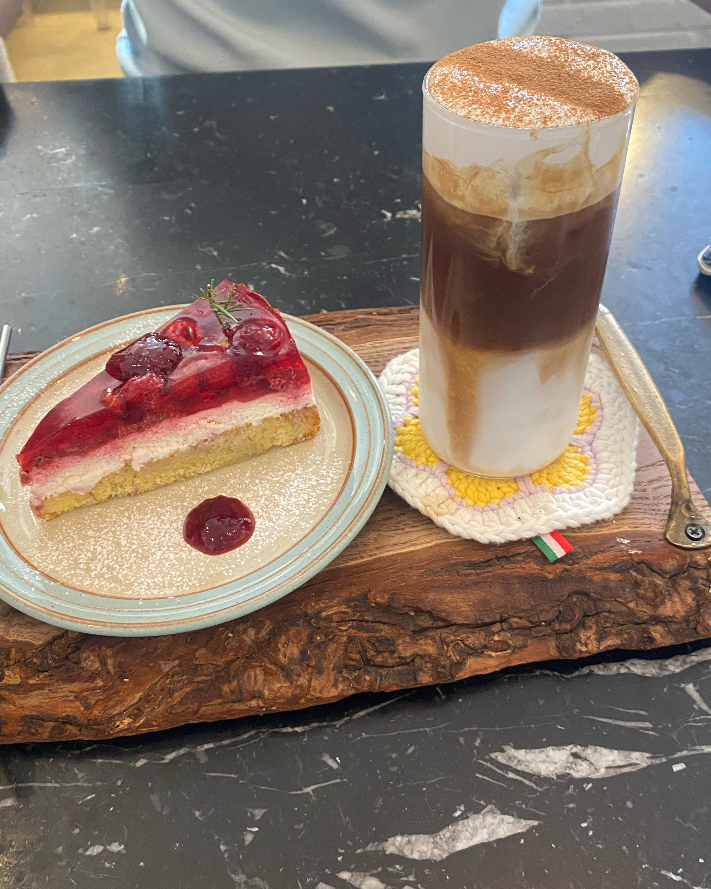 너무맛있는 산딸기케이크에 커피까지,,, 커피랑 찰떡궁합이었던 케이크였어요 ! 상큼한 베리류