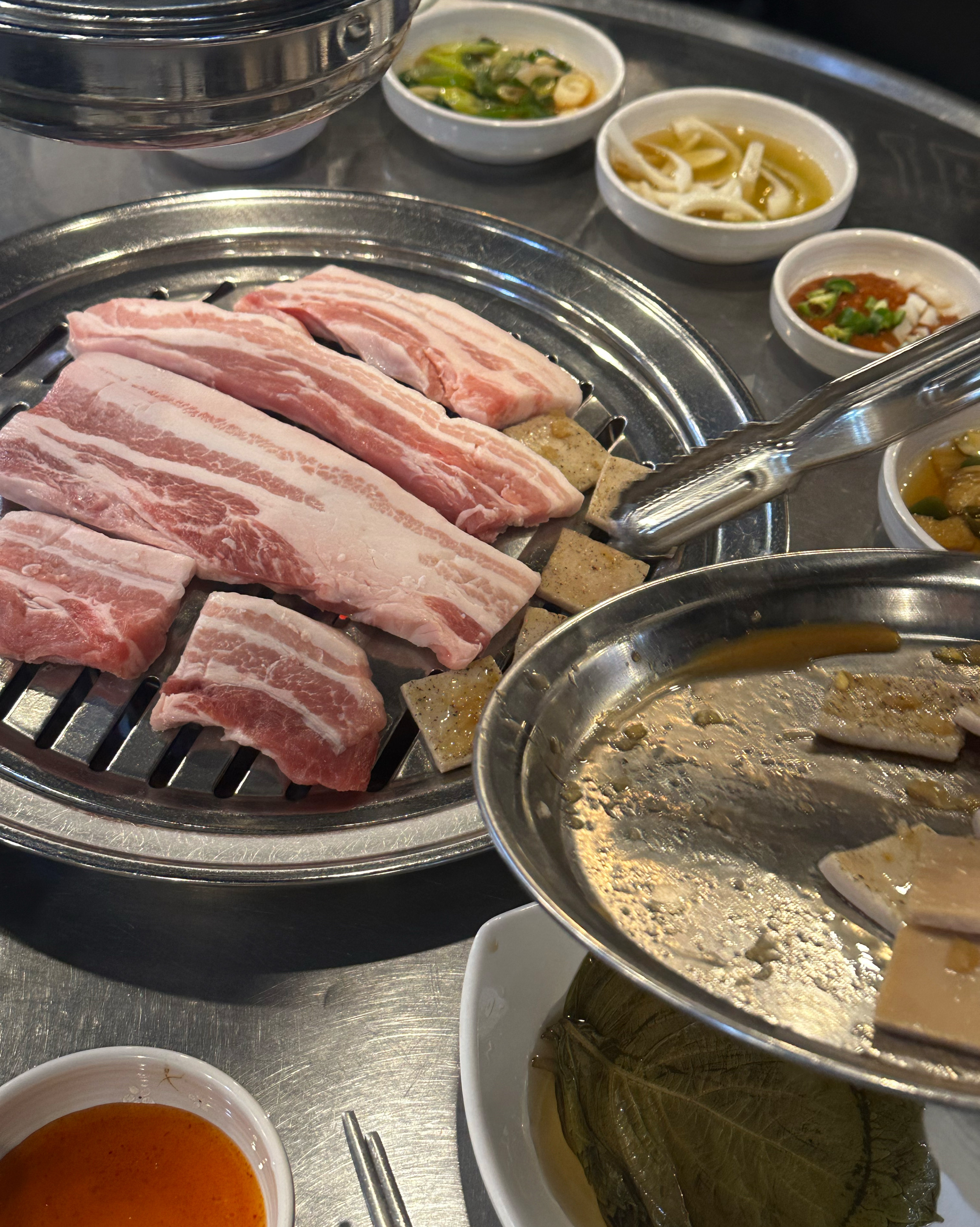 잘 익은 삼겹살 조각