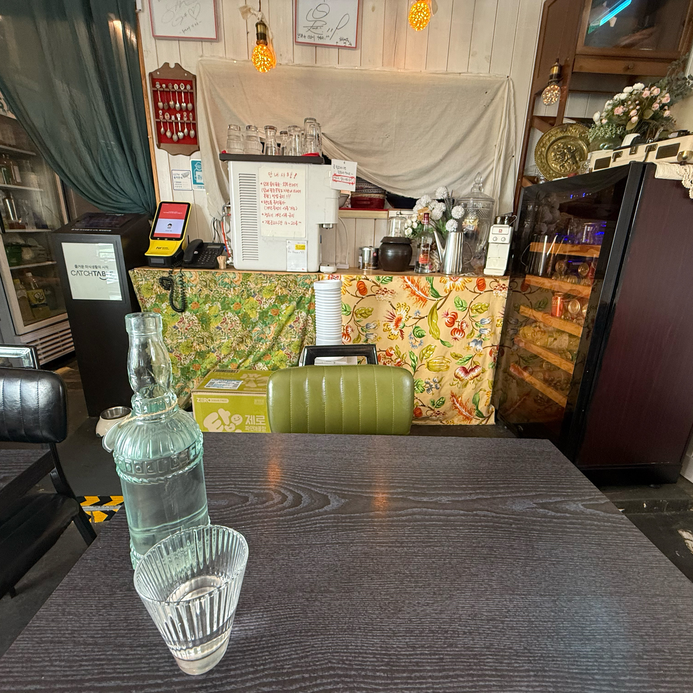 제주도 도착하자마자 봉자네상점찍고 달려왔어여 저도 닥스훈트 키우는 집사로써 봉자도 보고싶고