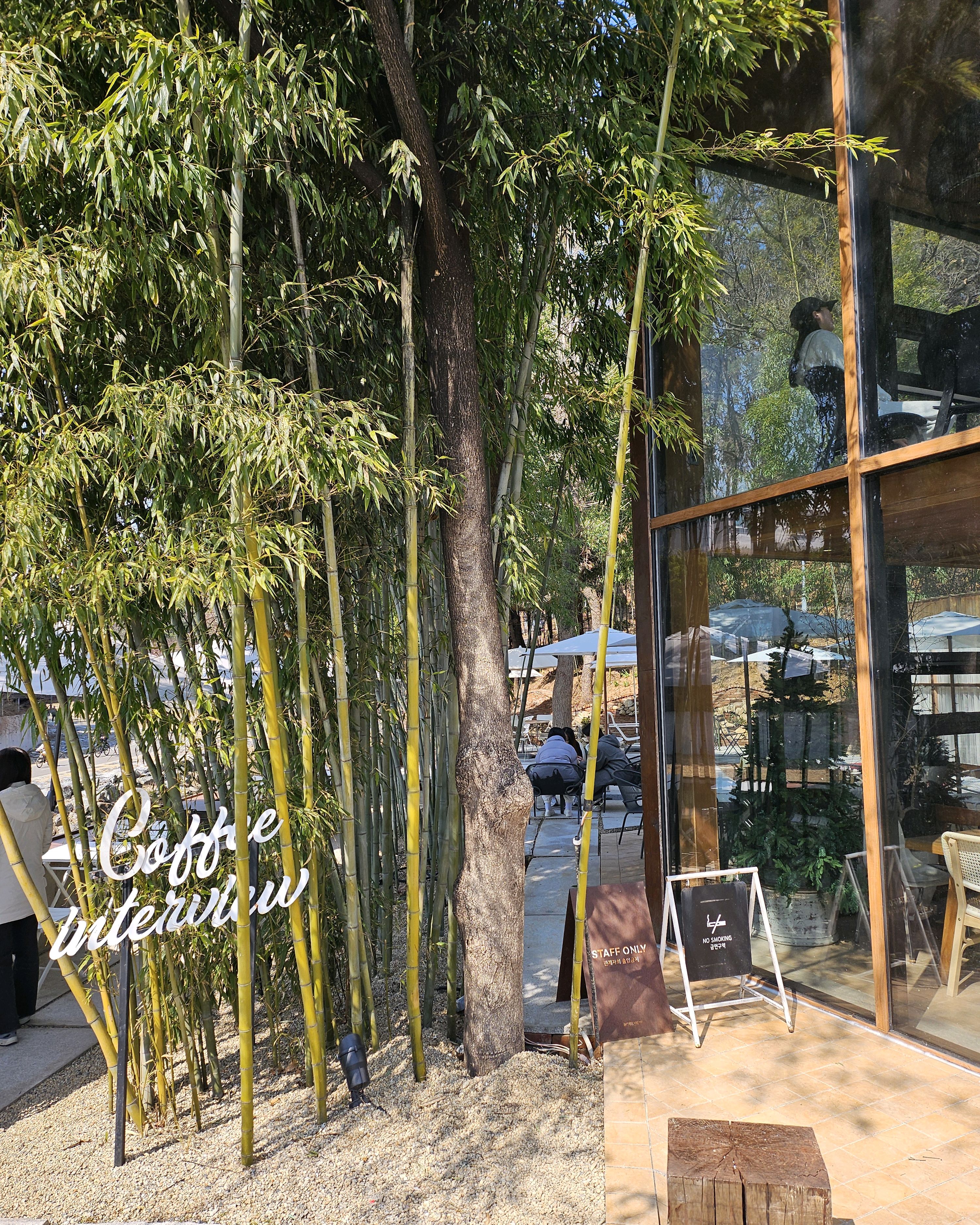 봄날에 가기 딱 좋은 커피점입니다. 인테리어도 좋고 커피맛도 좋습니다. - 대전 맛집 커피인터뷰