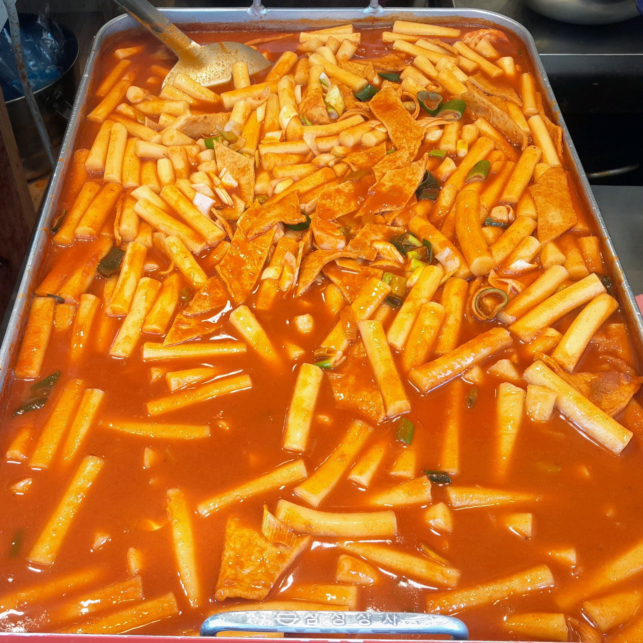 말랑쫀득한 밀떡에 매콤 달달한 양념이 잘 밴 떡볶이에요!! 정말 딱 맛있는 떡볶이에용!!