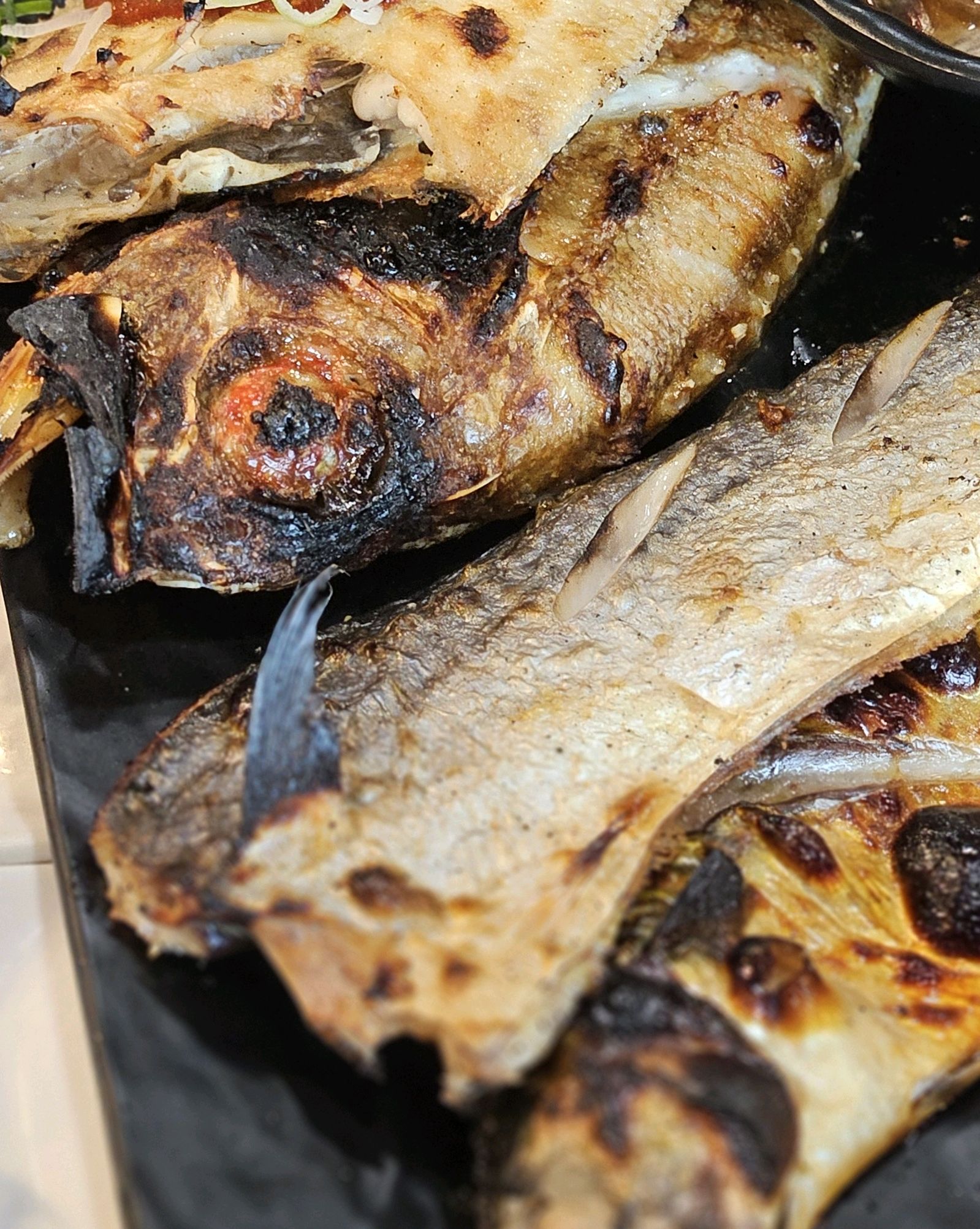 어떤 생선은 간이 하나도 안되어있고 퍽퍽하고, 어떤 생선은 비린내가 심했습니다. 원래 균등