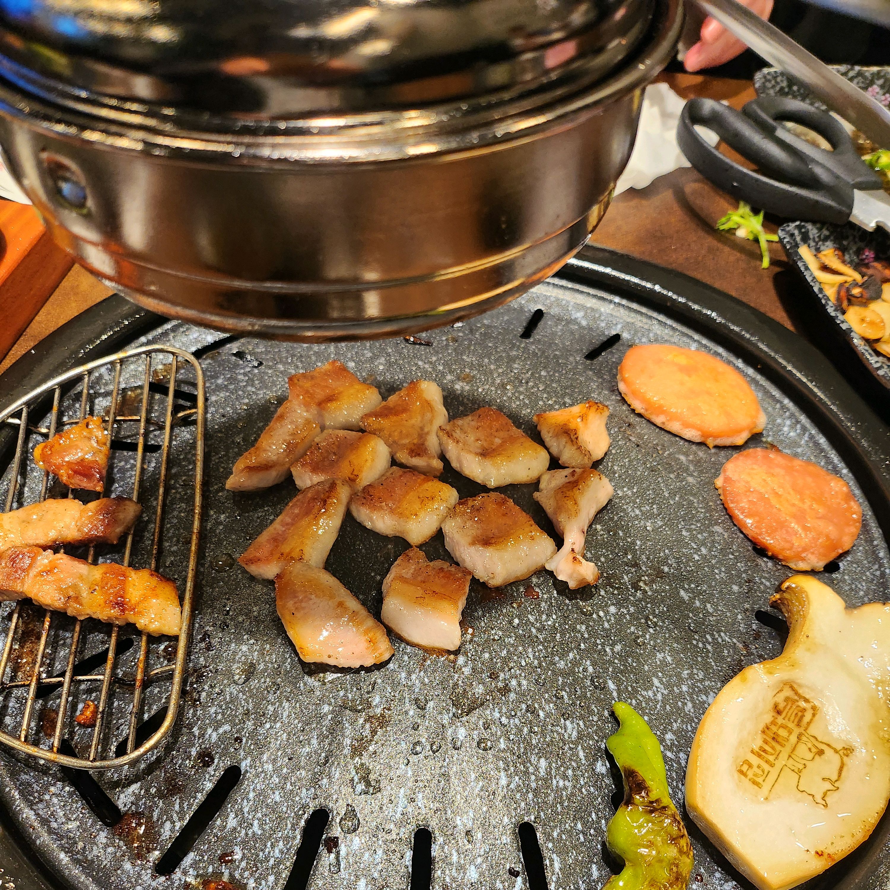 올때마다 너무 맛있게 잘먹고 가요!! 다 맛있는데 삼겹살이 제일 맛있어요♡ - 불당동 맛집 특돼지집