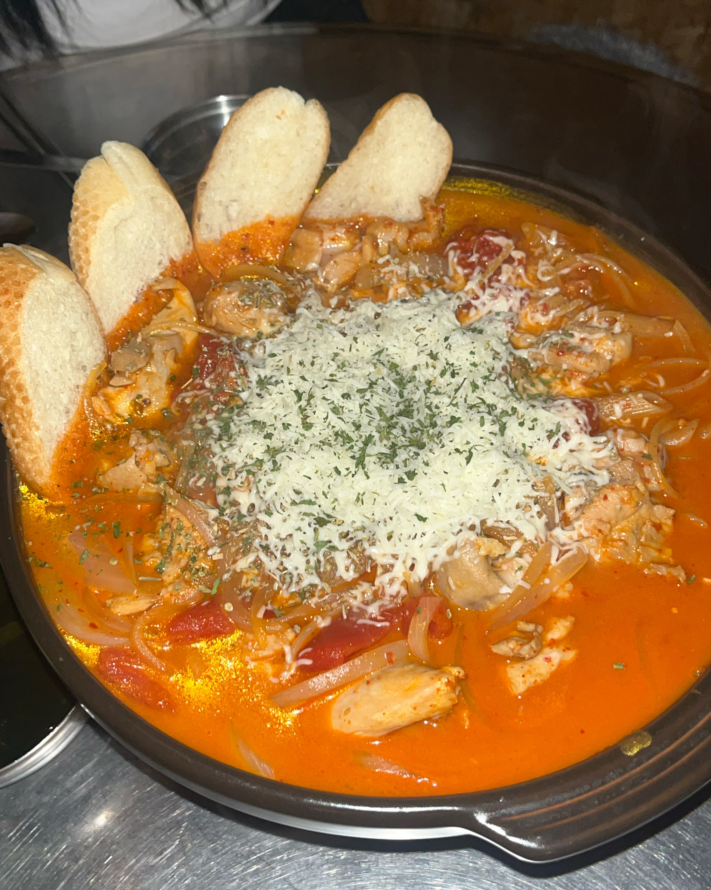 이태리닭볶음탕 한 번 먹으면 그냥 닭볶음탕은 못먹게됩니다 . 파스타면도 너무 맛있구 ~~~