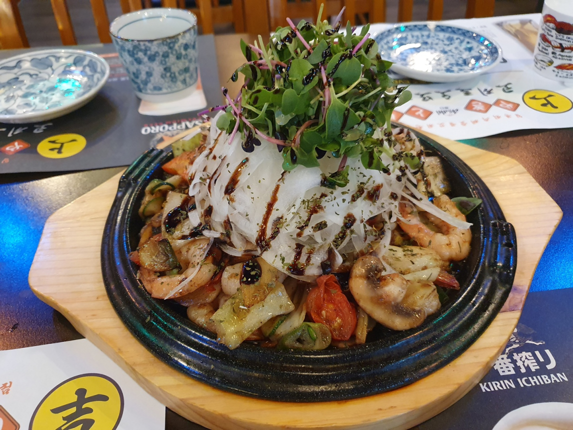 저녁 룸 자리 예약하고 데이트 왔는데 조용하게 대화 나누기 딱이었어요 인테리어부터 메뉴까지