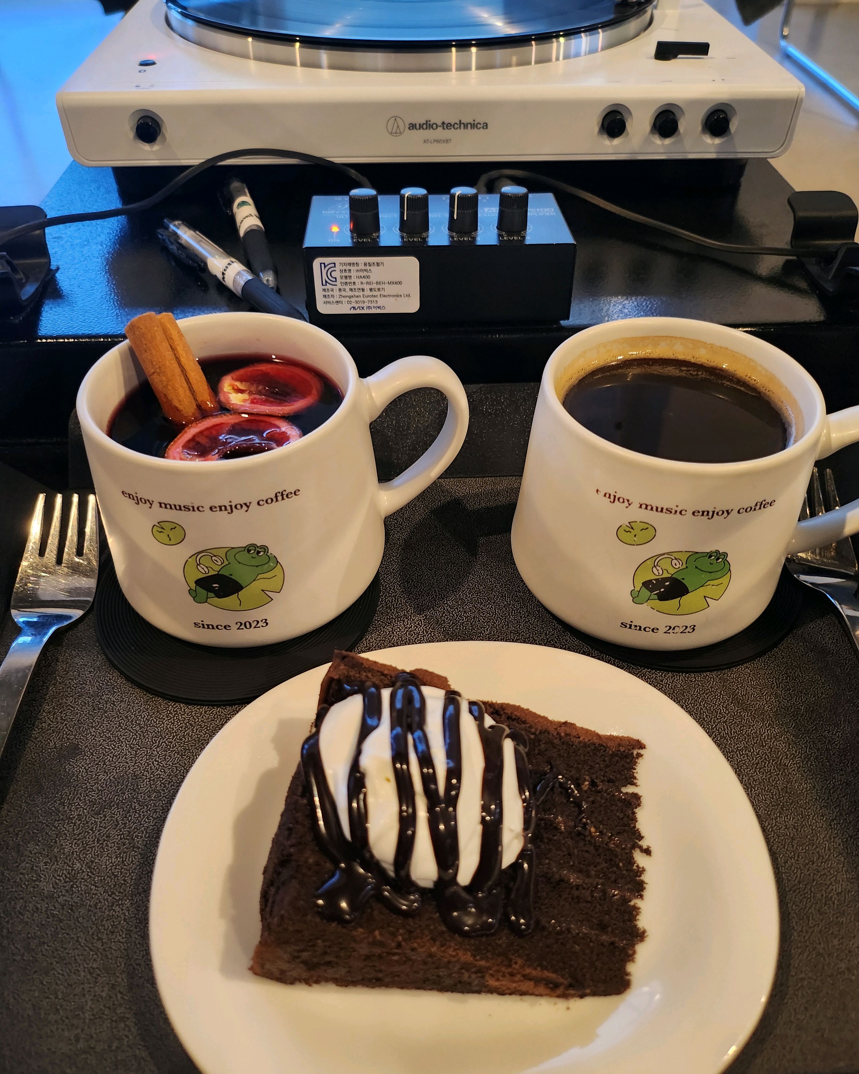 여우롭게 쉬고싶은곳을 찾다가 커피마시면서 LP판 으로 노래를 들으면서 쉴수있는 카페를 찾게