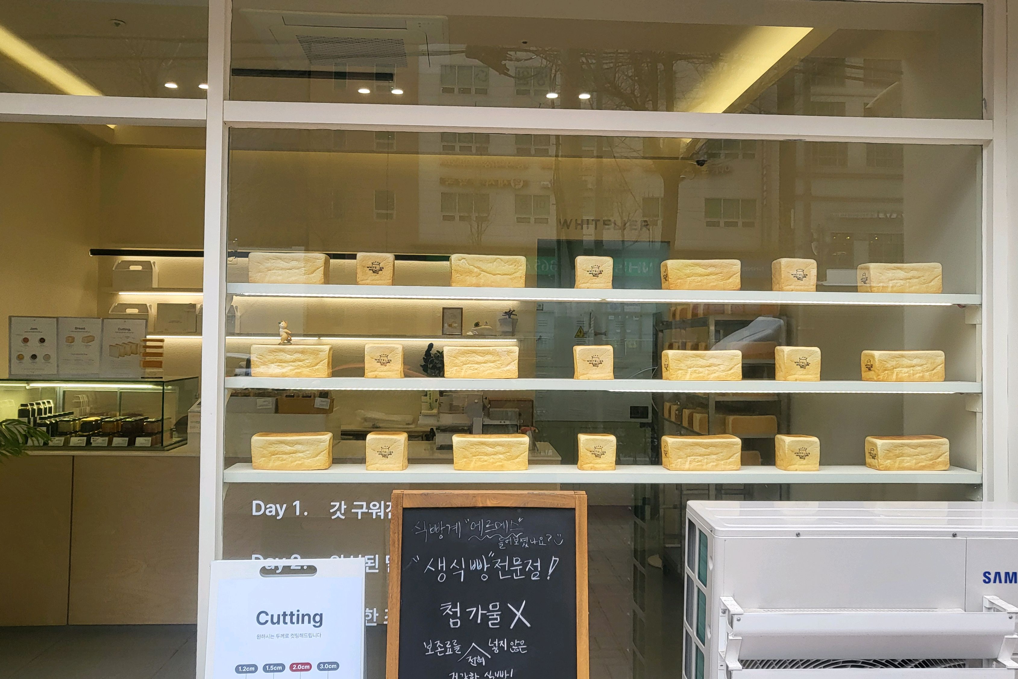 어떨결에 오픈런했네요. 풍미가 가득하고 쫄깃 쫄깃 맛 있어요~ 집에 오는동안 차안에 버터