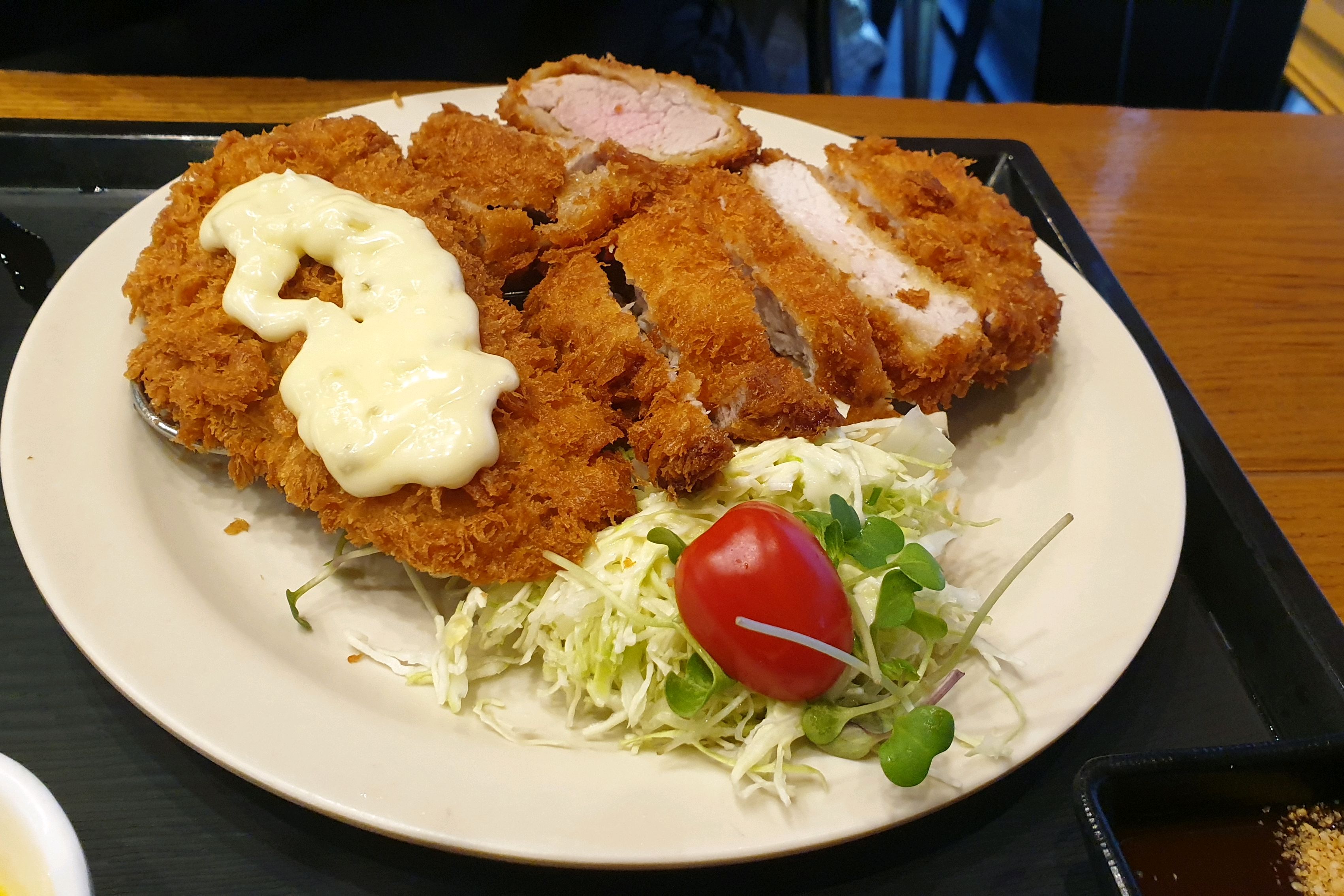 돈까스 맛집입니다. 저는 생선까스를 시키고 아들은 모듬까스를 시켜 함께 나눠 먹었는데 돈까