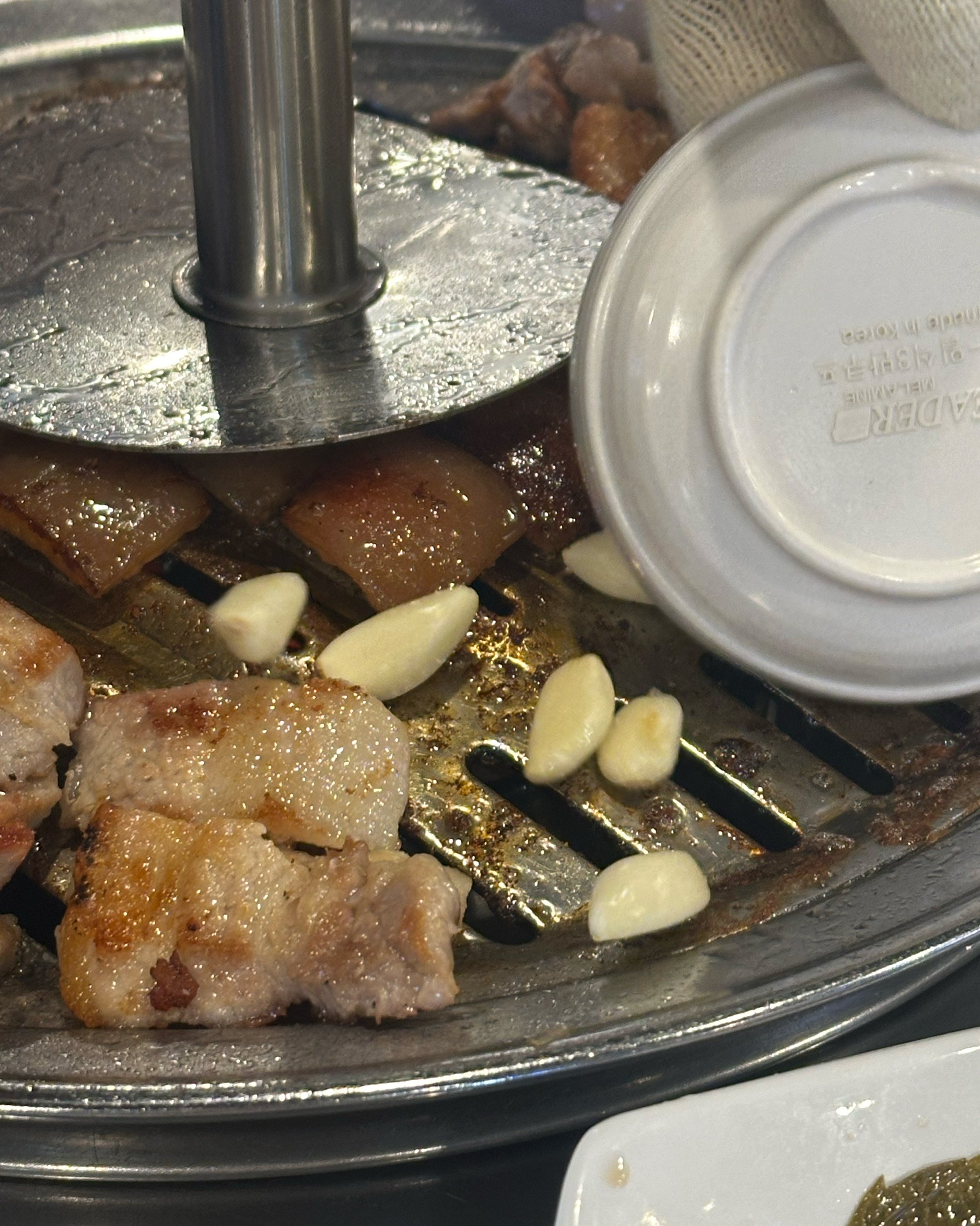 불판 위에서 익어가는 고기와 마늘