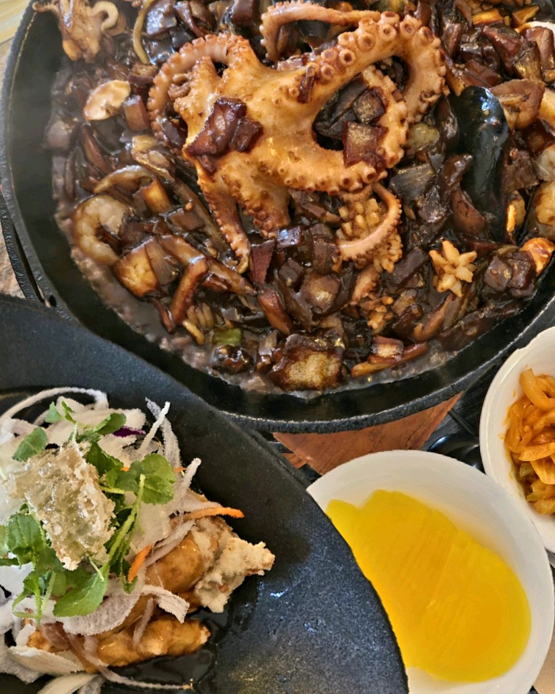 2층에서 바다 전망을 즐기며 중식을 맛볼 수 있는 기장 맛집이에요! 대표 메뉴는 벌집 탕수