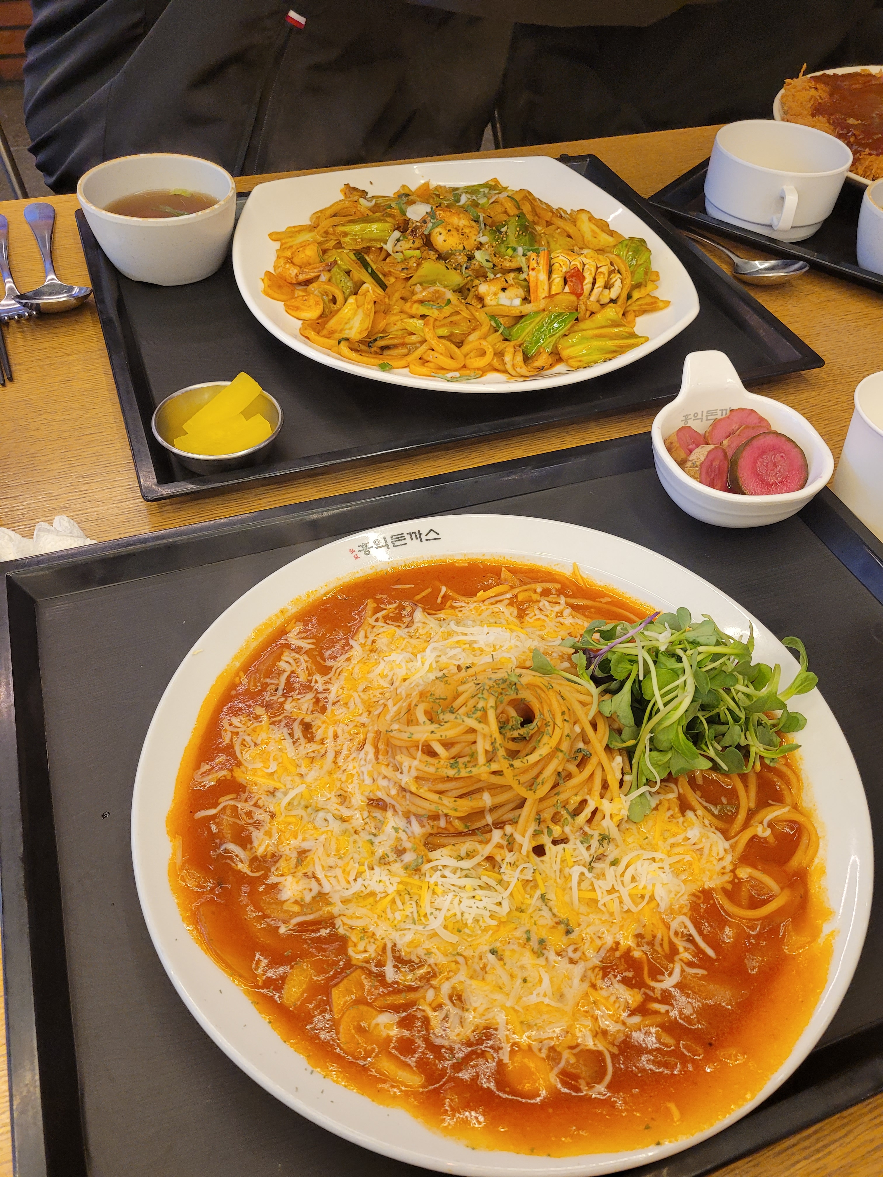 양 어마어마해요. 4명이 4개 주문. 진짜 배터짐. 다 맛있어요! - 노은동 맛집 홍익돈까스 노은하기점