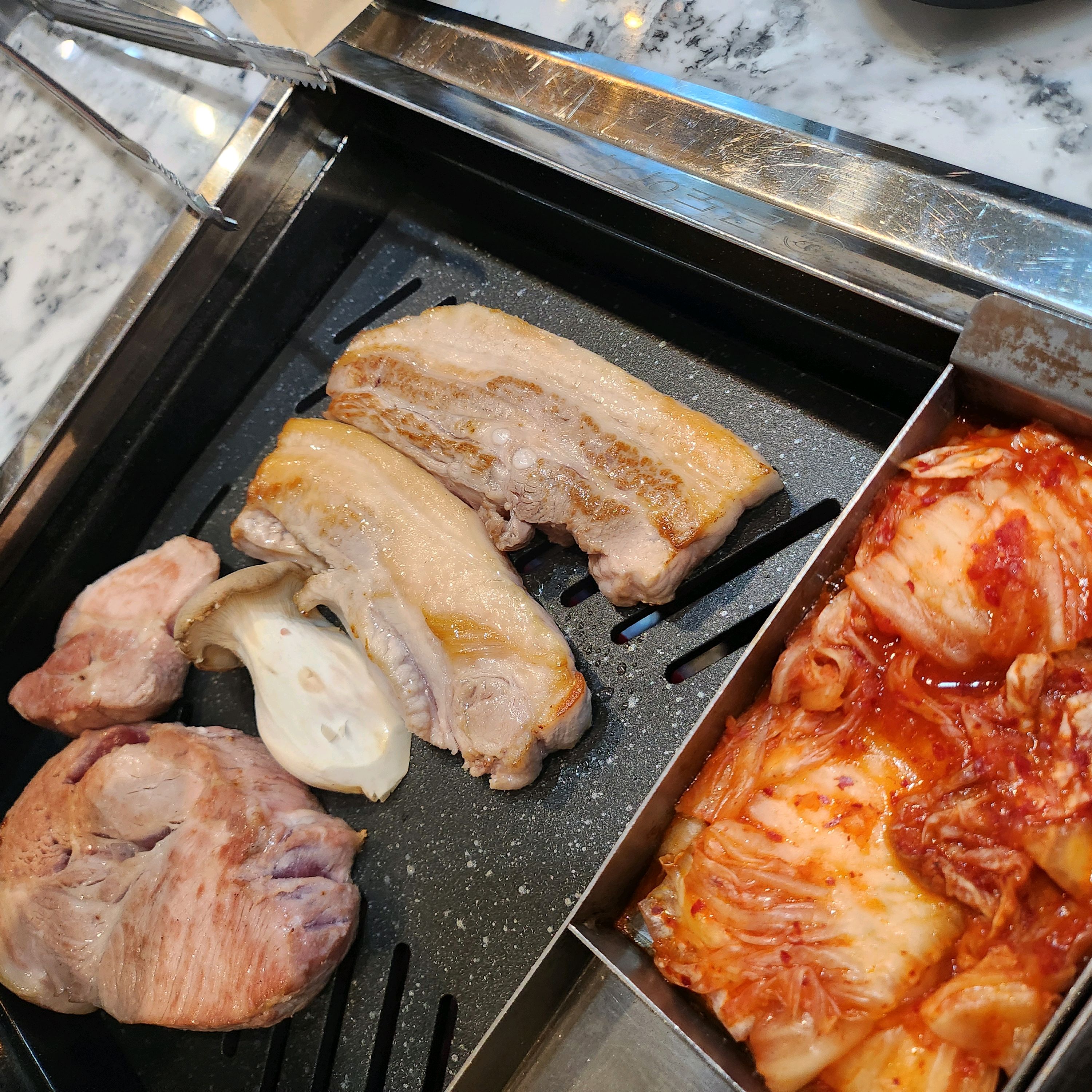 지인들이랑 삼겹살 먹고 싶어서 방문했어요. 직원들 너무 친절하시고 고기도 구워주십니다~~ - 인천 맛집 금도야지 루원시티본점