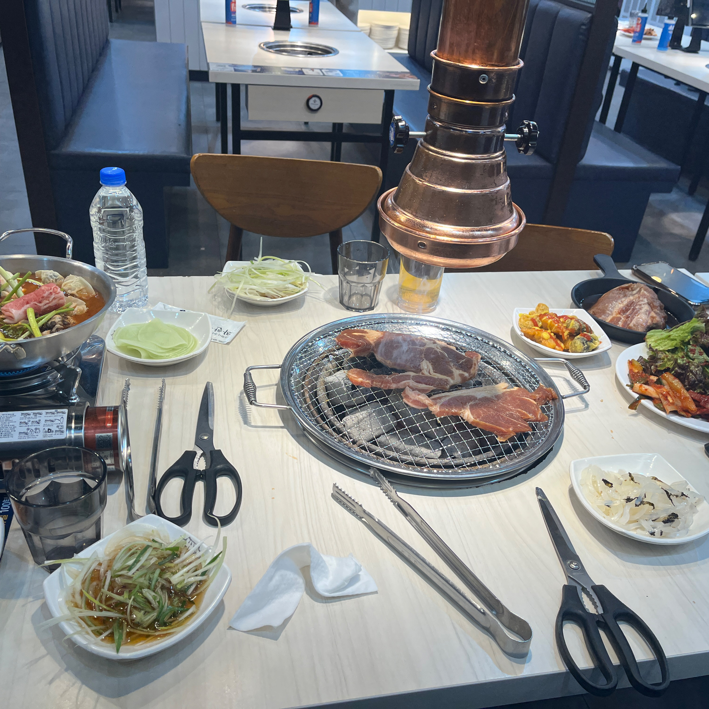 명륜진사갈비 여러 지점을 다녀봤지만 샤브샤브랑 불고기가 있는 지점은 진짜 처음이에요.. 그