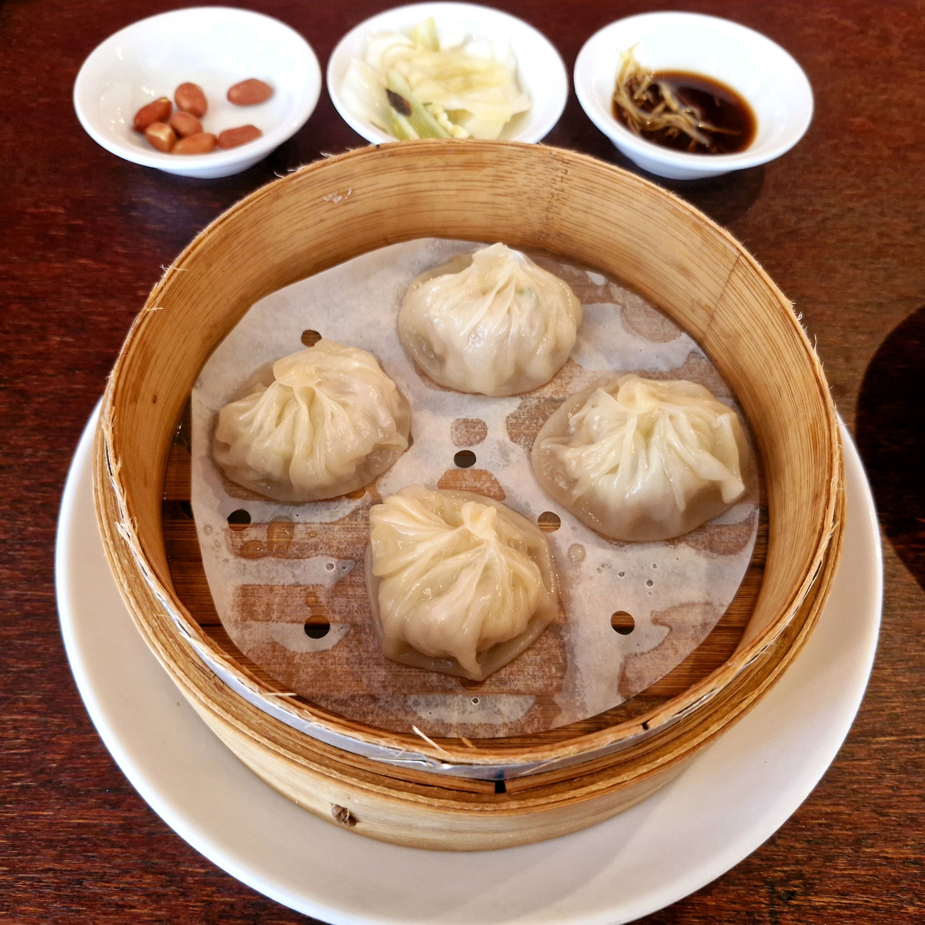 기대를 많이 했는데 샤오롱바오는 다소 실망이었고 크리스피창펀은 맛있게 먹었어요 - 대전 맛집 딤섬관