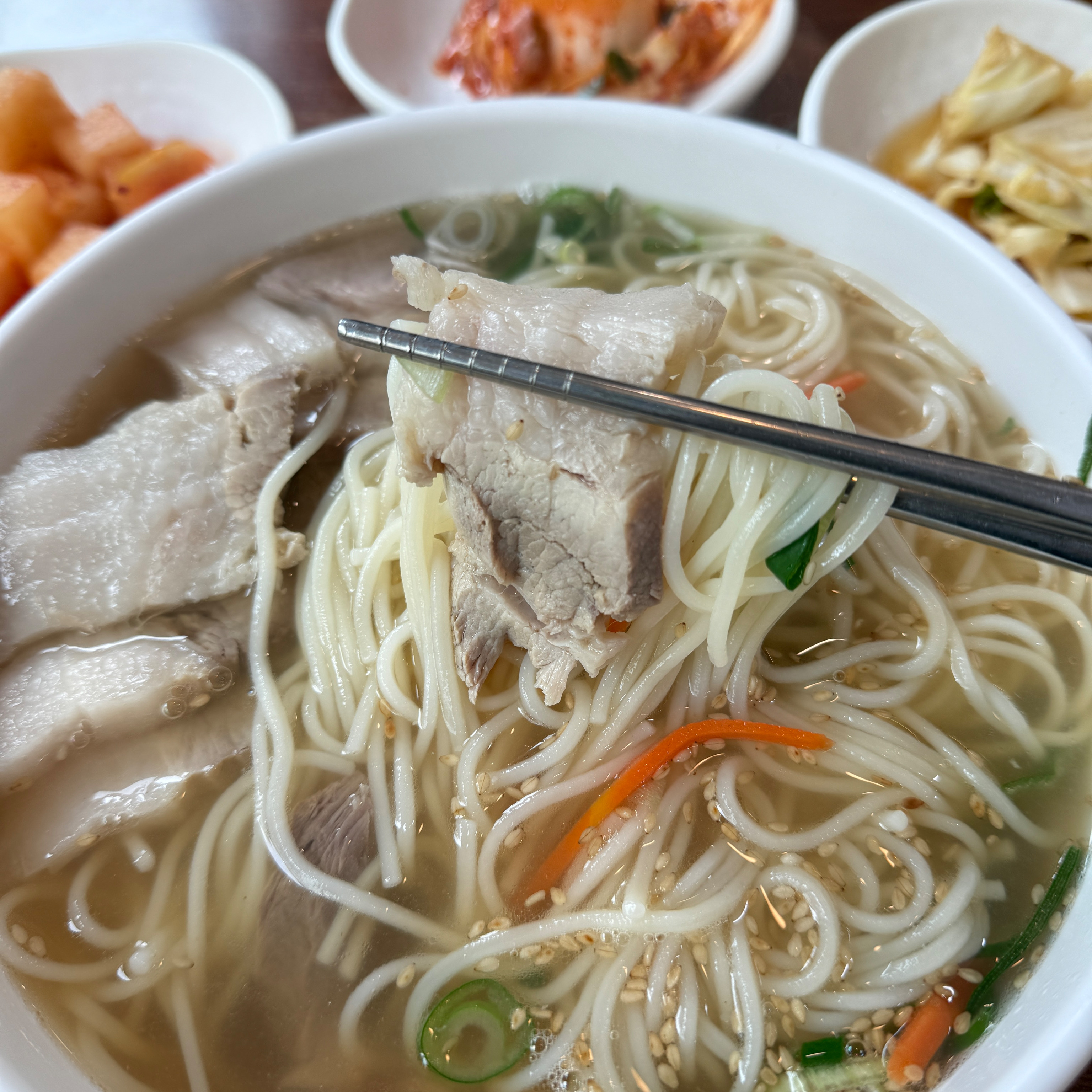 추가요금 없이 국수 곱배기가 가능한데 덕분에 든든하게 한 끼할 수 있었습니다:) 올라가는 